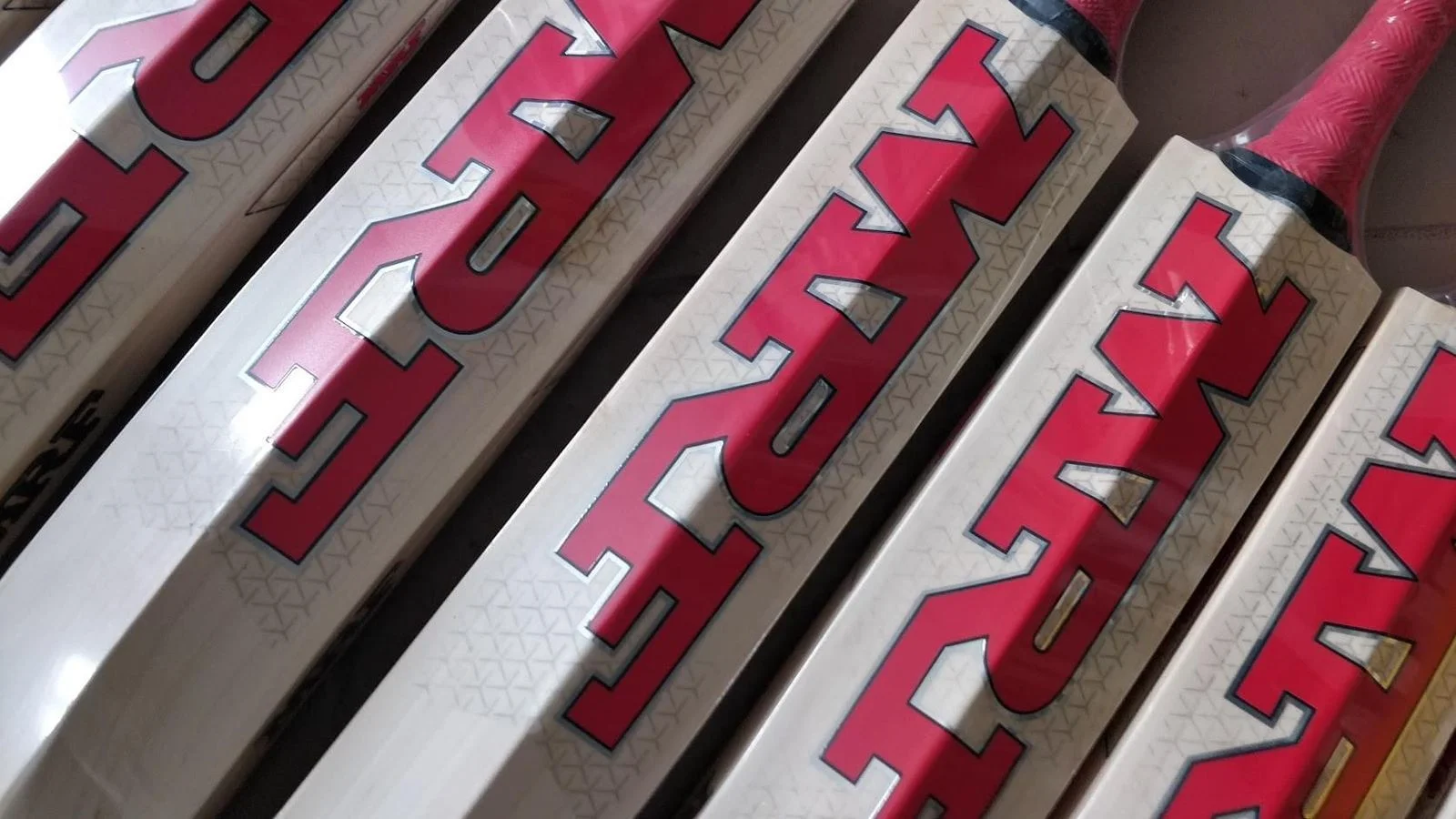 MRF ENGLISH WILLOW CRICKET BAT