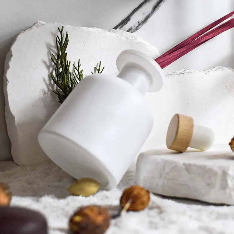 Wholesale 50ml 100ml 150ml 250ml Glass Reed Diffuser Bottle With Gold Cap Luxury Empty Glass Stick Bottle For Aroma Oil Diffuser