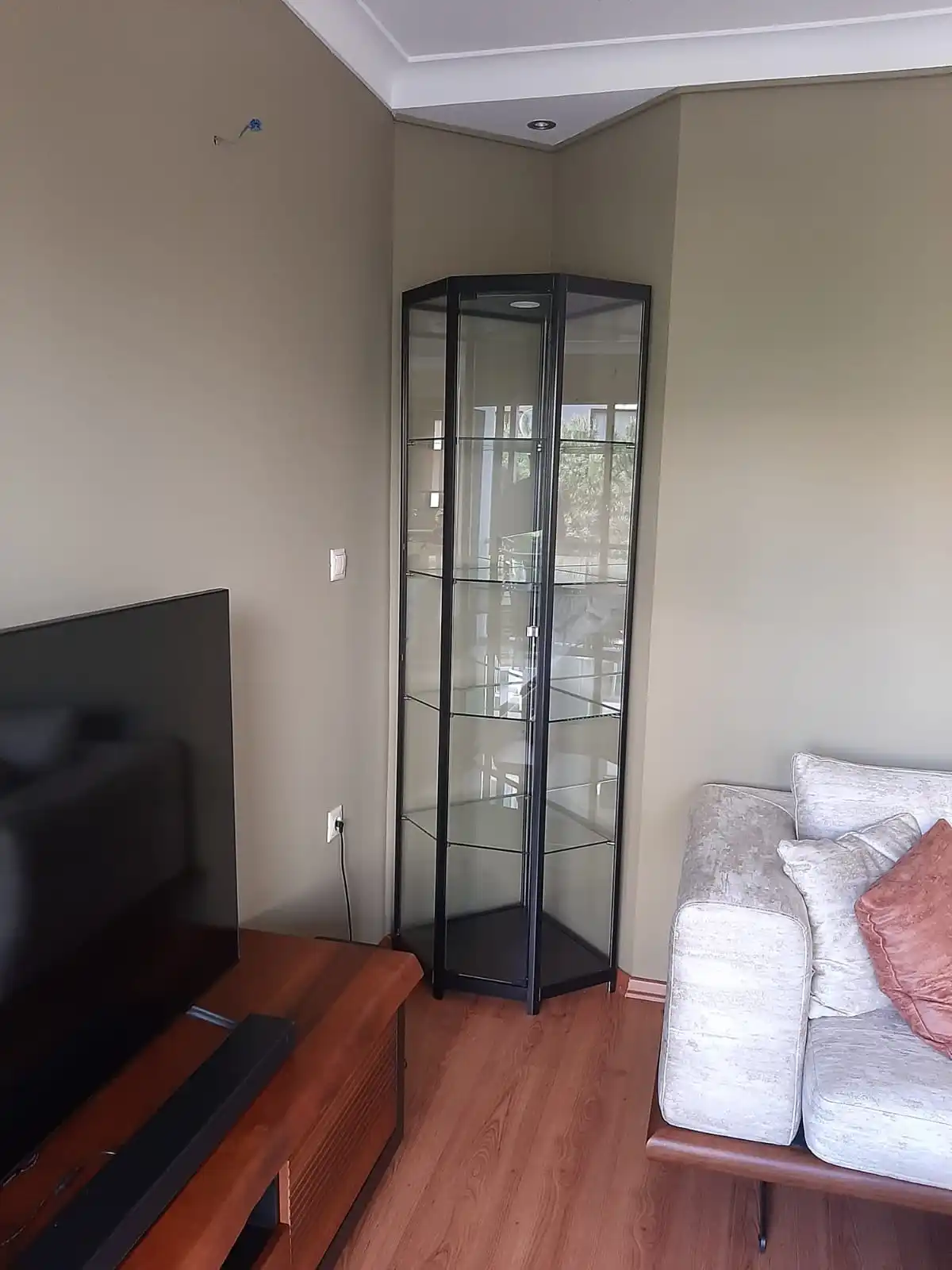 Modern Aluminum Profiled Corner Glass Display Cabinet for Stores  Geometric Design Glass Showcase Shop Vitrines