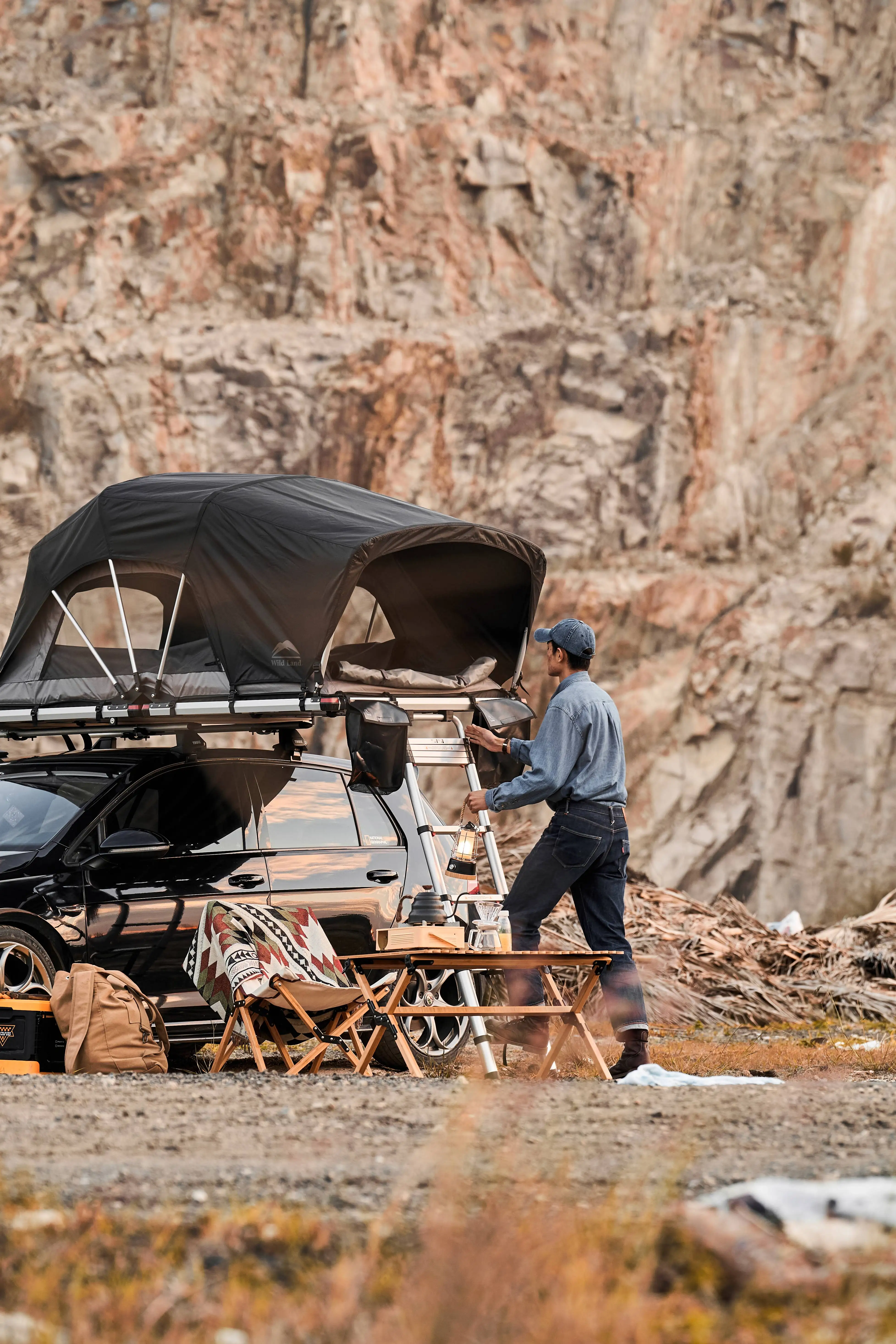 Wild Land Soft Shell Roof Top Tent Lite Cruiser for camping outdoors 4x4 Suv / jeep/ Car