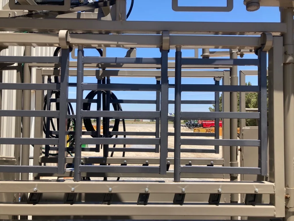 New 2024 Circle T Chutes Hydraulic Squeeze Chute for Sale