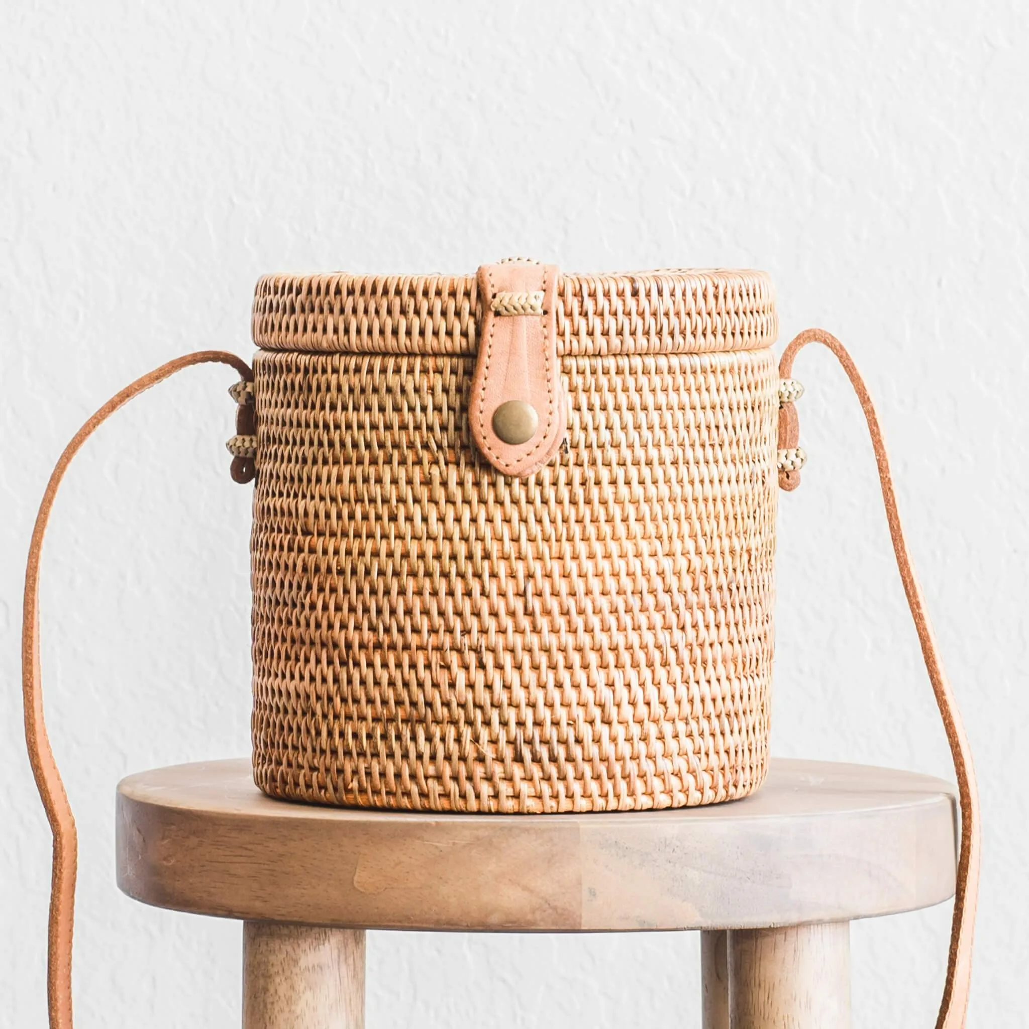 Хит продаж стильная цилиндрическая сумка ручной работы из ротанга пляжная женская самая дешевая цена вьетнамская