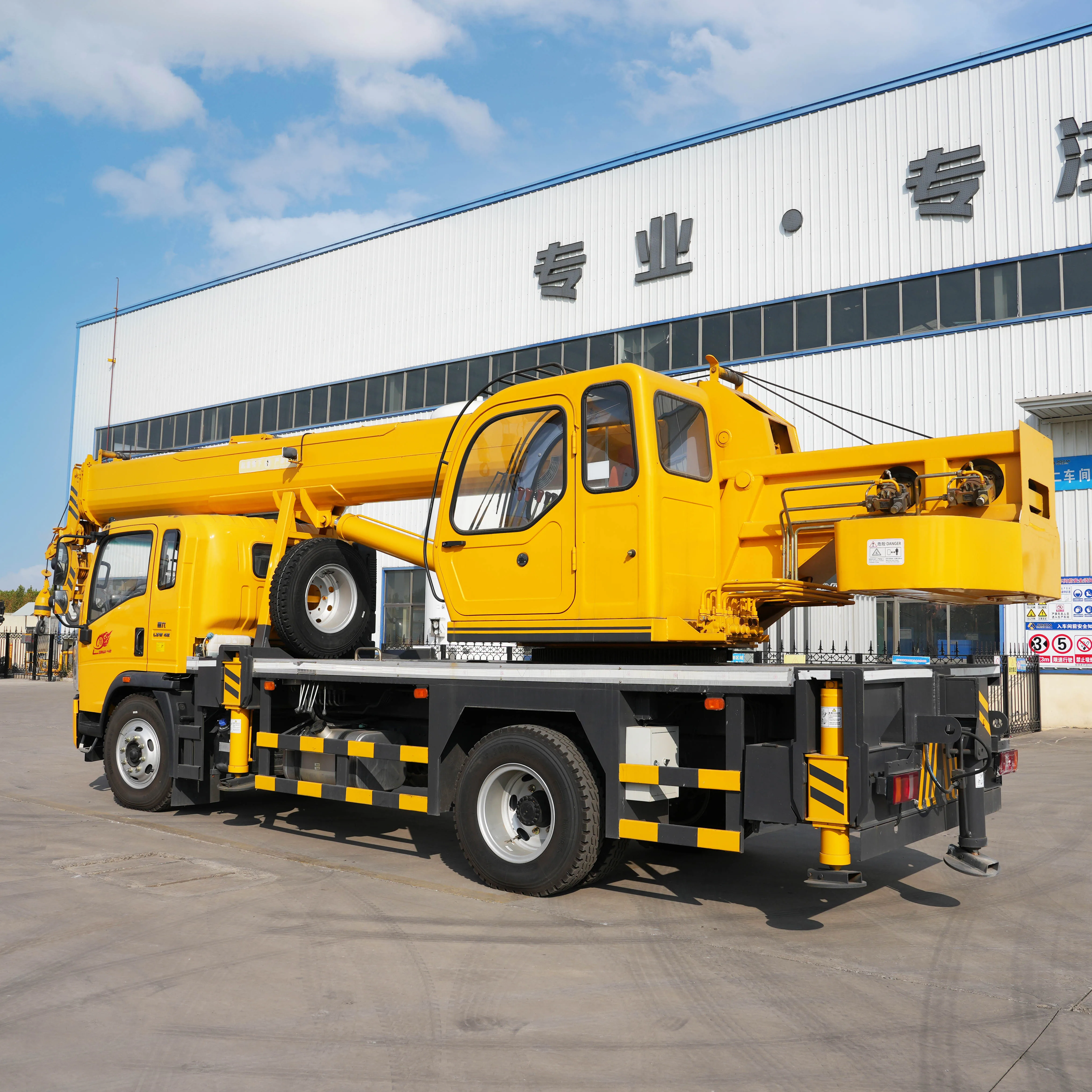 Clearance small construction crane full hydraulic pressure Cranes Truck with lift crane