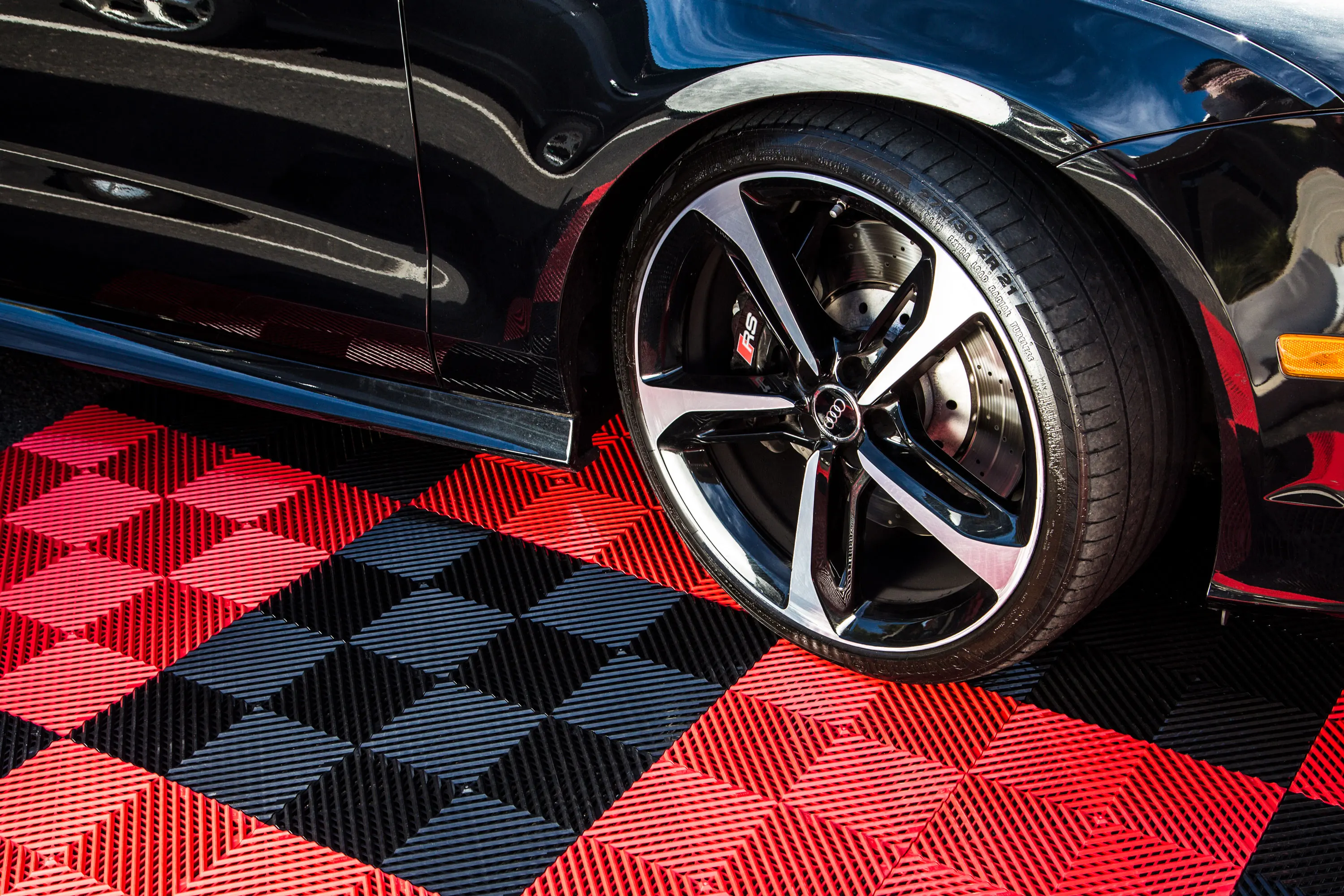 Modular Anti Slip Car Wash Drainage Plastic Pp Pvc Interlocking Garage Floor Tile For Car Parking Carwash Garage Flooring