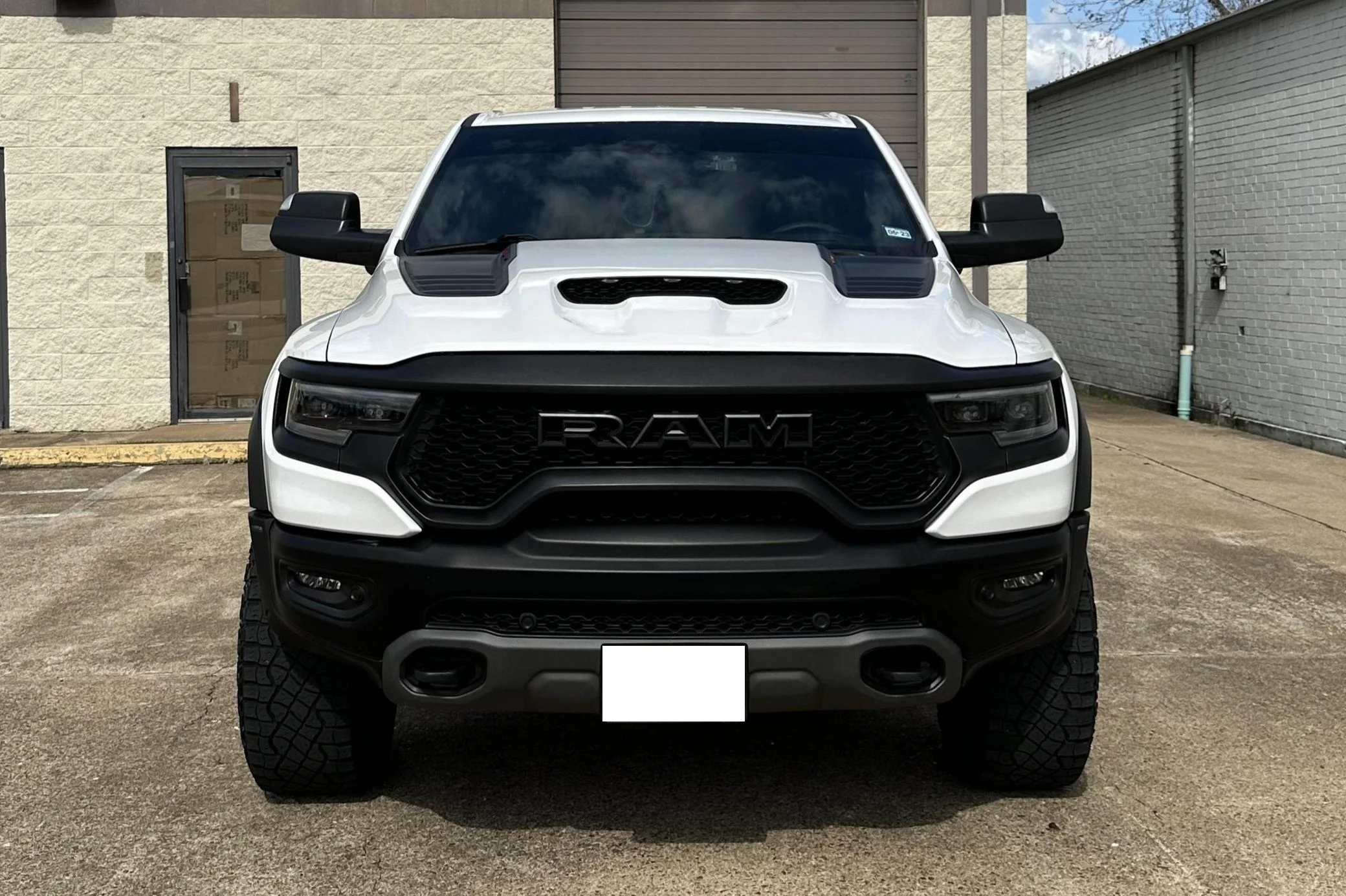 2019 R a m 1500 Laramiee 4x4 автоматические кожаные сиденья AWD R18 шины Euro V эмиссия панорамный люк на крышу алюминиевый багажник слева