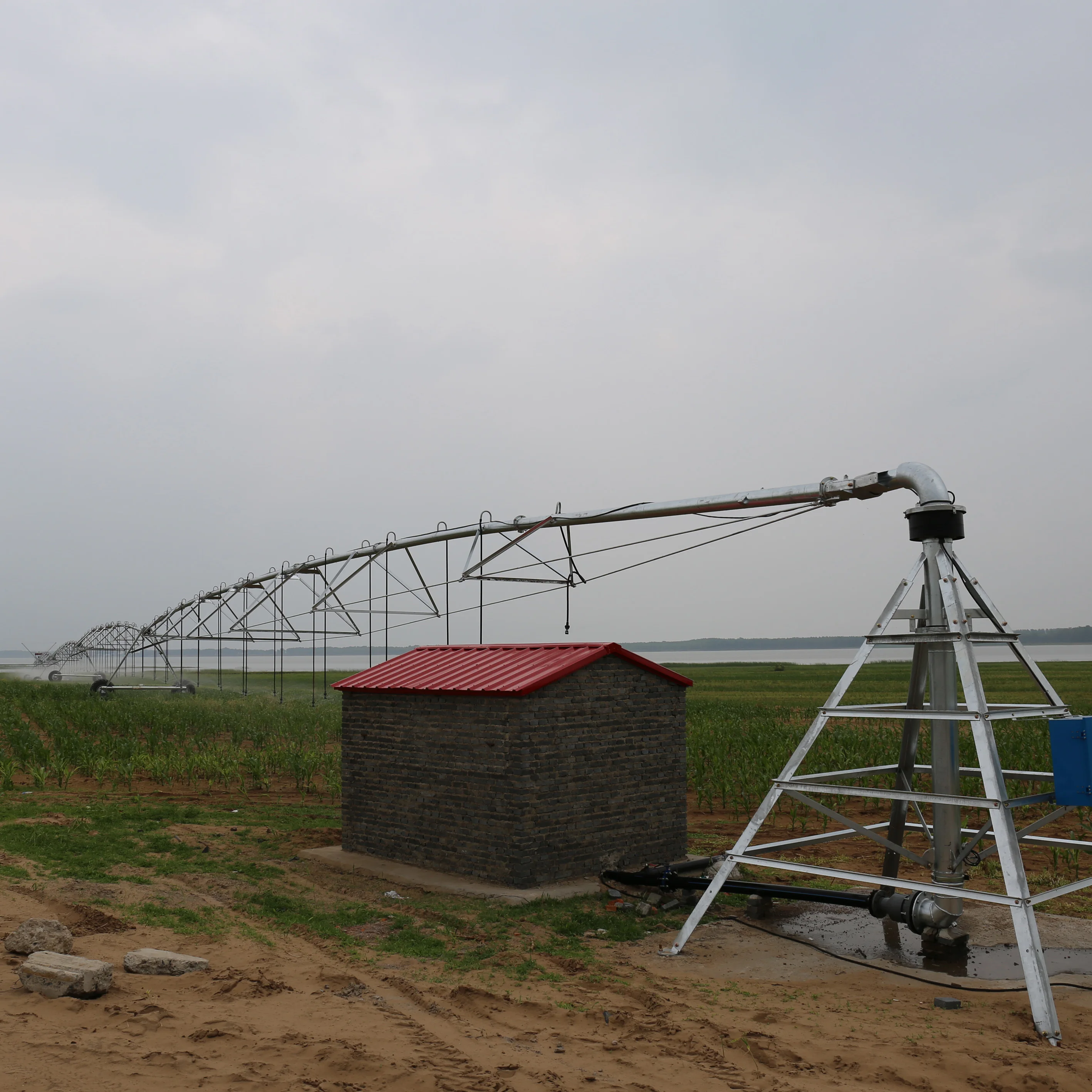 Farm sprinkler pivot irrigation system Center pivot irrigation machine