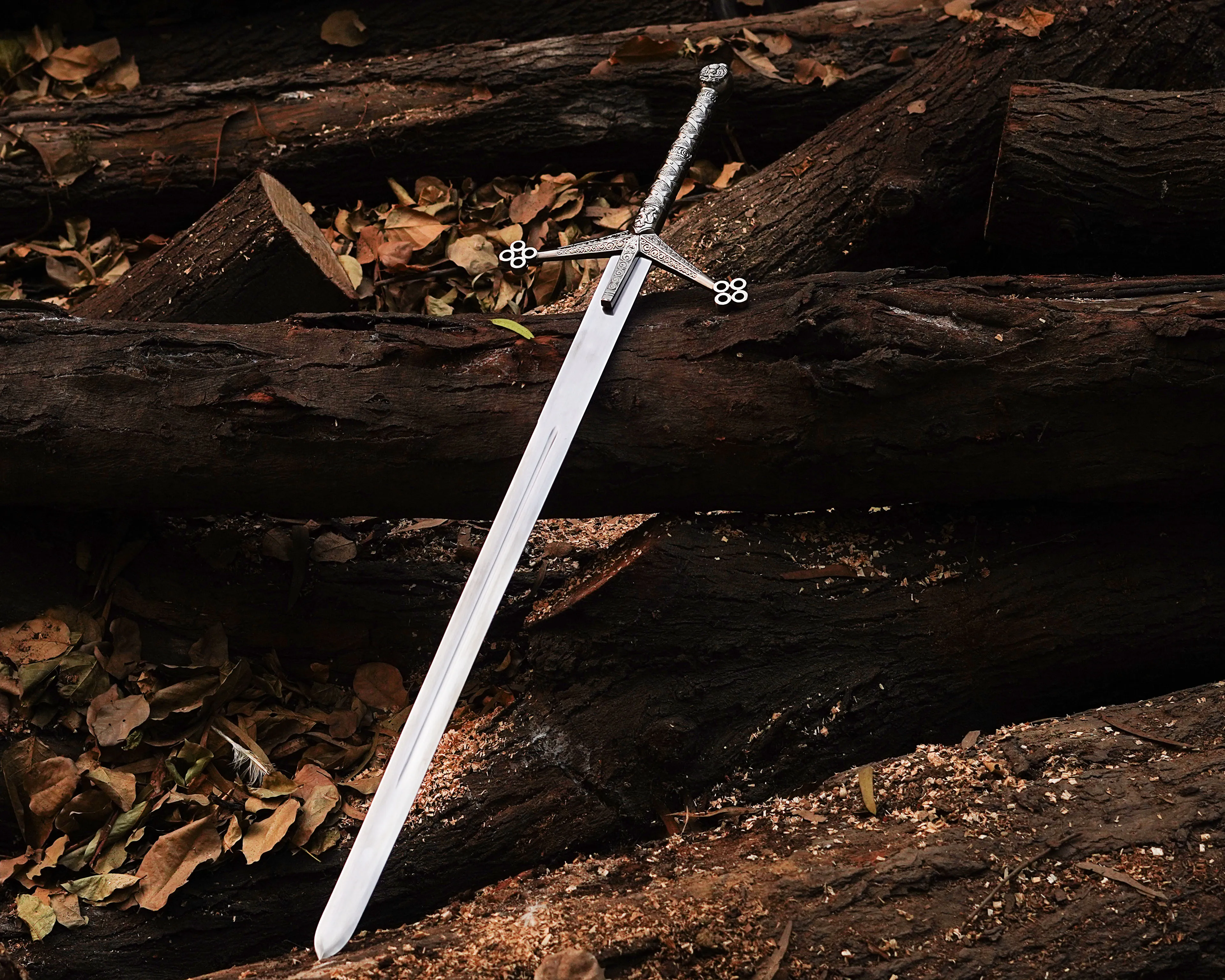 2024 Wholesale Handmade viking Antique sword with comfortable handle custom outdoor hunting sword with leather sheath