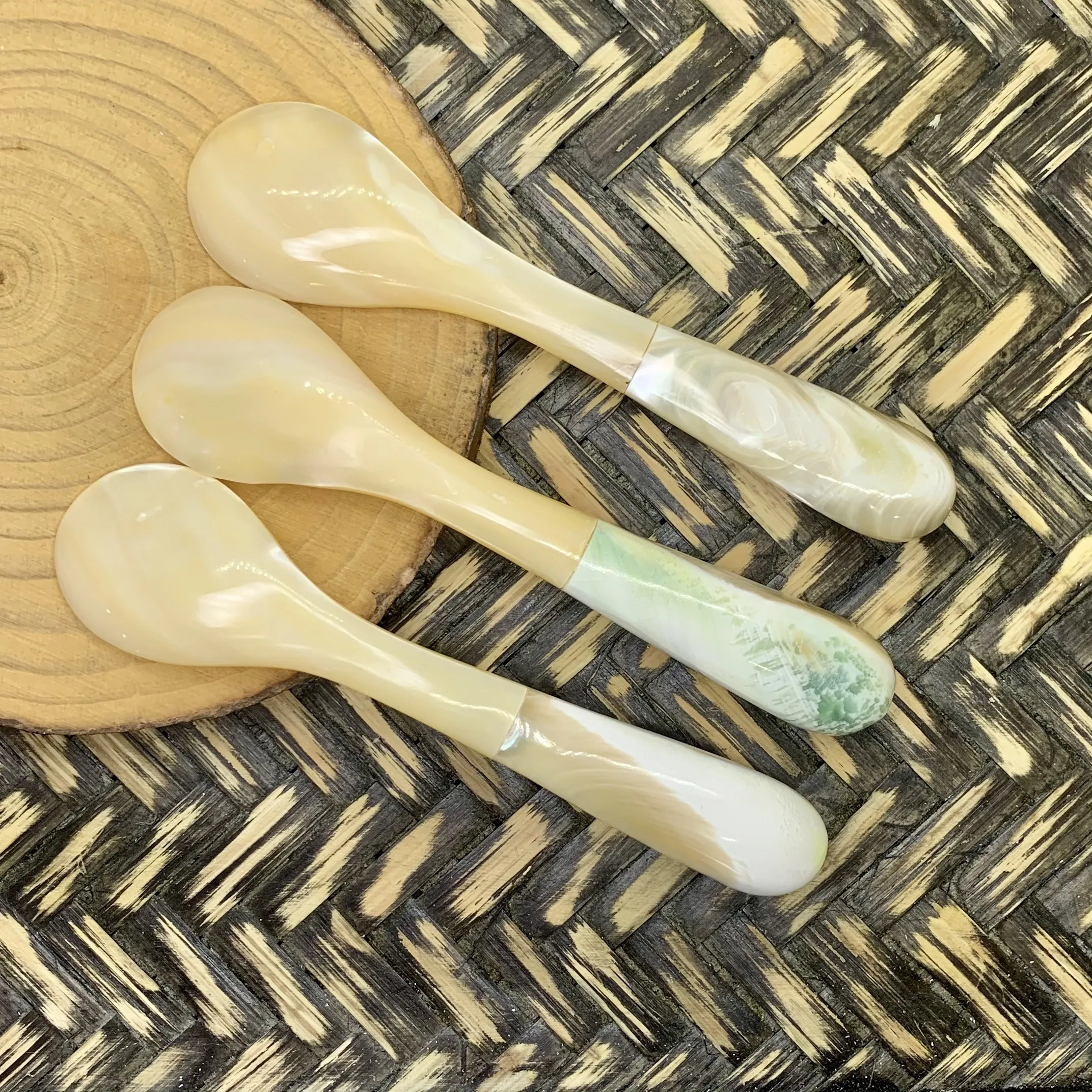 Wholesale OEM Customized Premium Quality Traditional Style Mother of Pearl Caviar Spoons From Vietnam