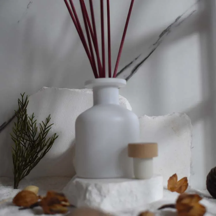 Wholesale 50ml 100ml 150ml 250ml Glass Reed Diffuser Bottle With Gold Cap Luxury Empty Glass Stick Bottle For Aroma Oil Diffuser