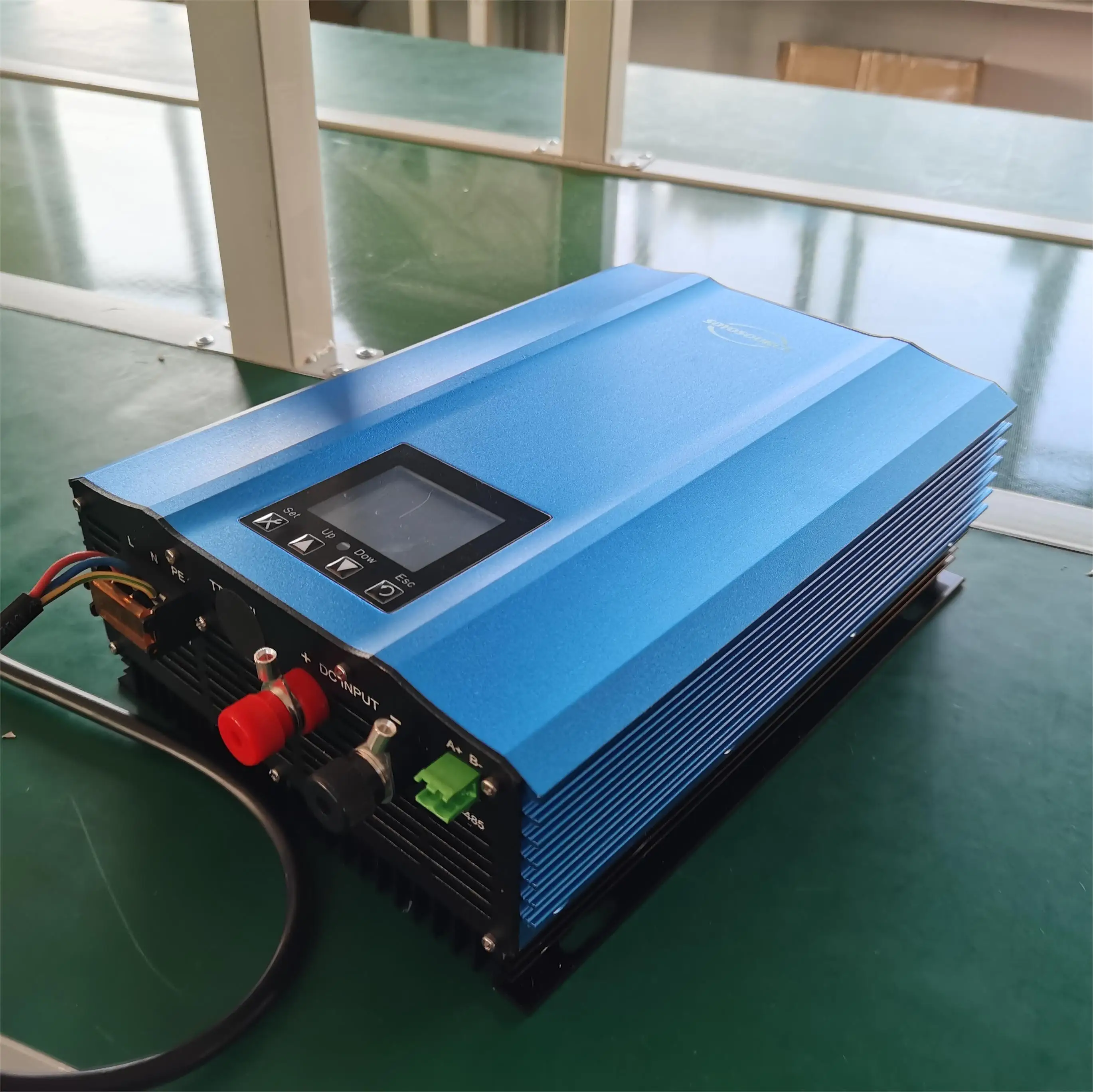 Guvenlik High Quality 1000W 1200W Grid Tie Hybrid Solar Pv Inverter With Limiter Sensor WiFi Battery Discharge On Grid Inverter