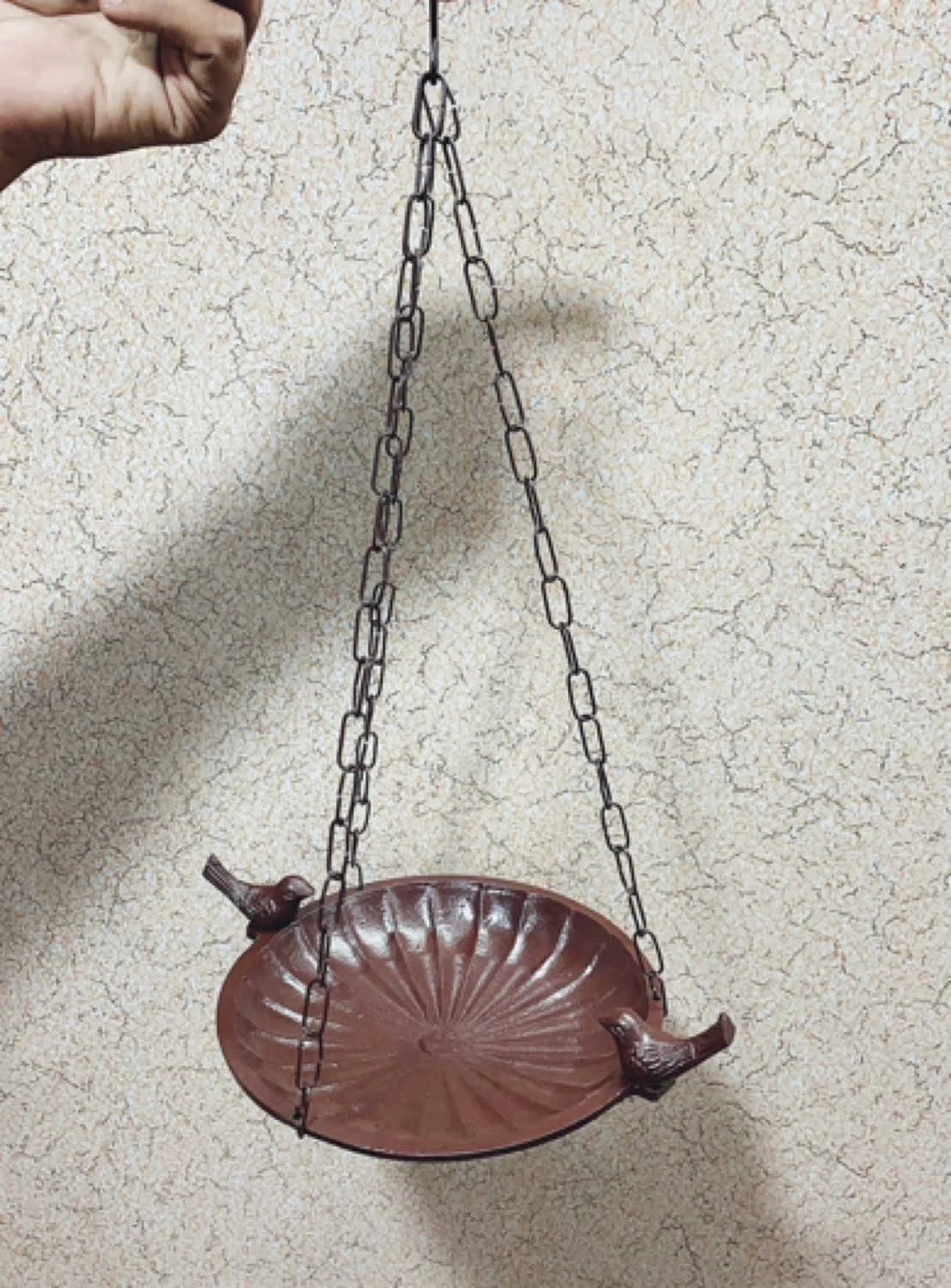 Exclusive Quality Round Shape Wall Mounted Solid Iron Bird Bath with heart shape rod hanger for Home and Garden Decoration