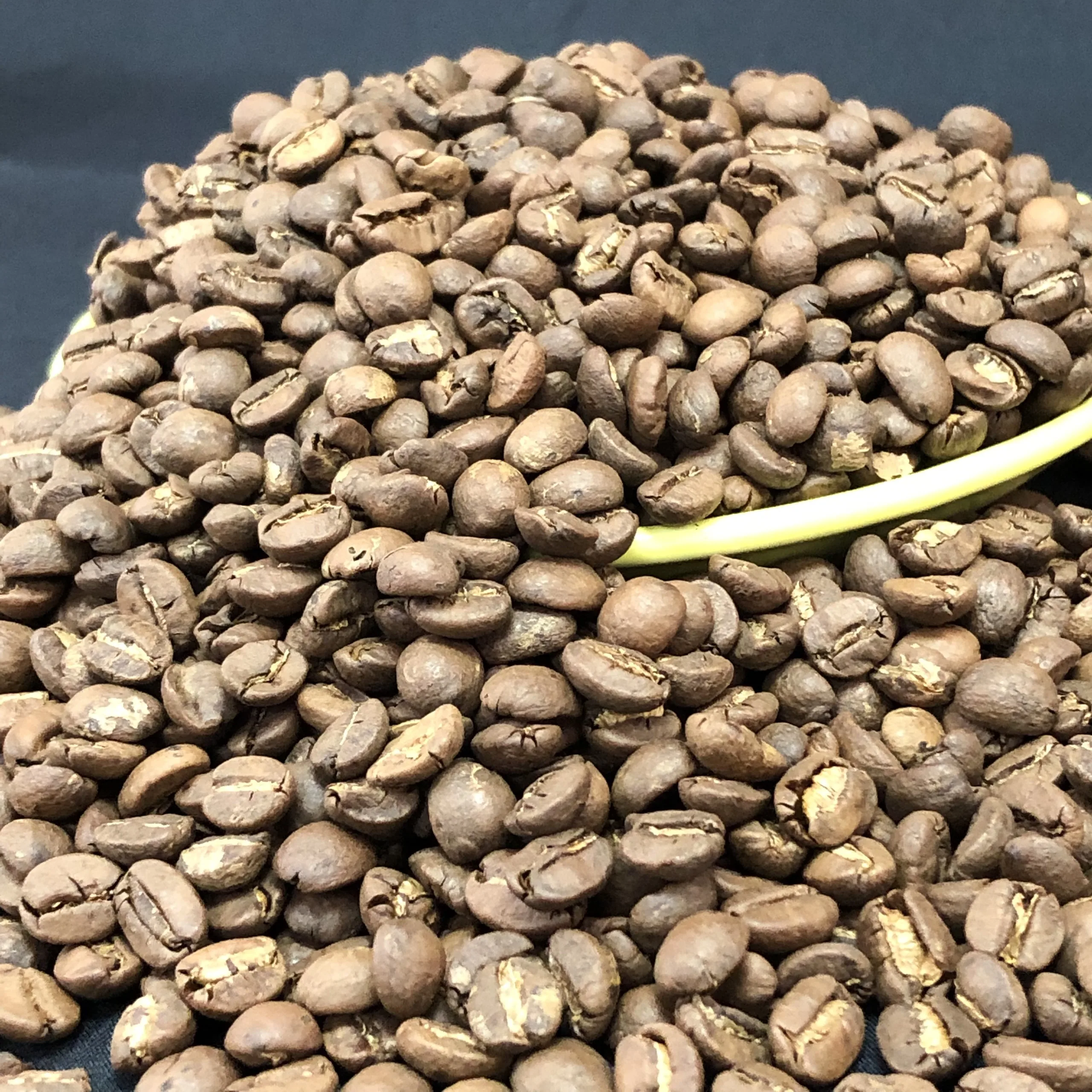 Кофейные зерна из Вьетнама-кофе с ароматом лесного ореха из лучших выбранных кофейных зерен