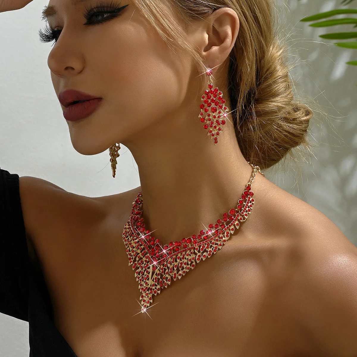 Hot Necklace Earring Set Exaggerated Retro Feeling Exquisite Design Banquet Dress Color Sexy high-class woman
