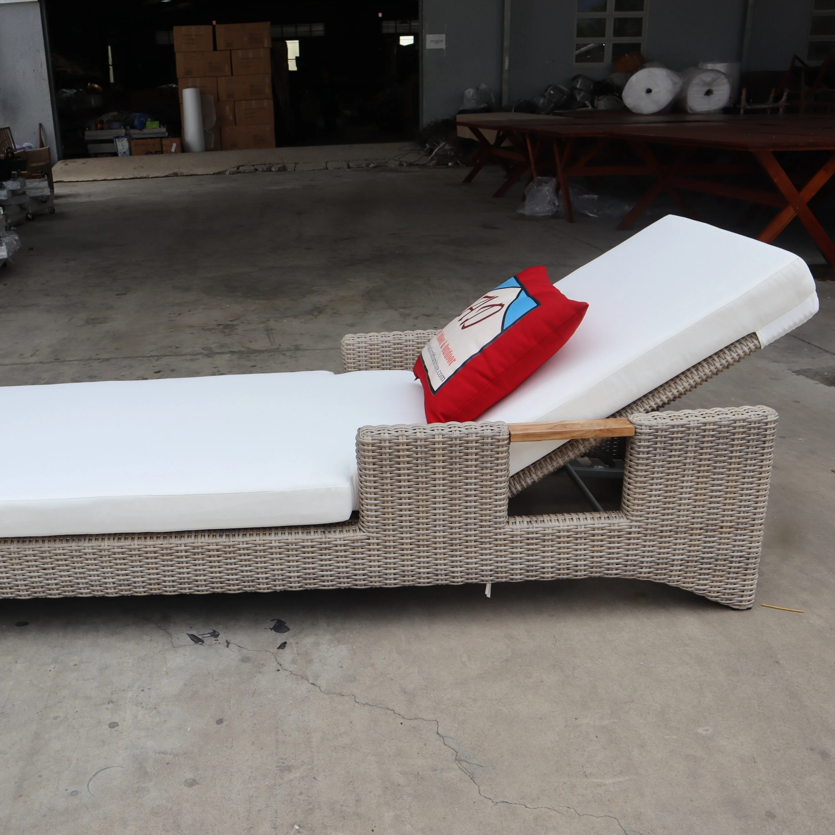 Outdoor furniture wicker sunbed set Aluminum Beach Chair Sleeping Bed with Canopy Lightweight Portable Beach Sun Lounger Outdoor