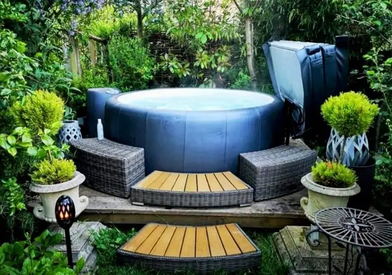 Softub 300 - 5-6 Person Hot Tub