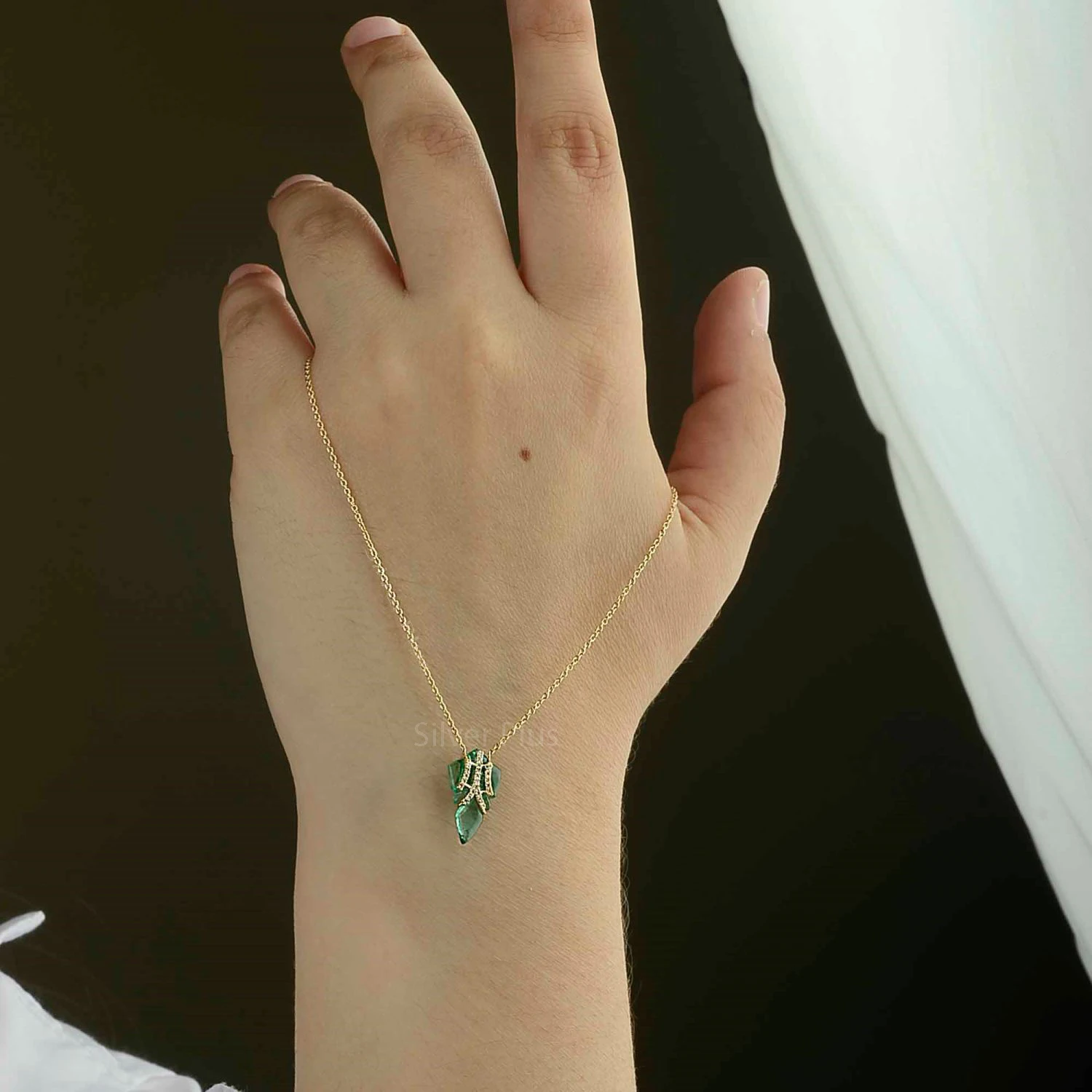 Hot Sale Green Leaf Symbolic Design Natural Emerald Gemstone 18k Solid Gold Diamond Pendant Link Chain Charming Necklace Jewelry
