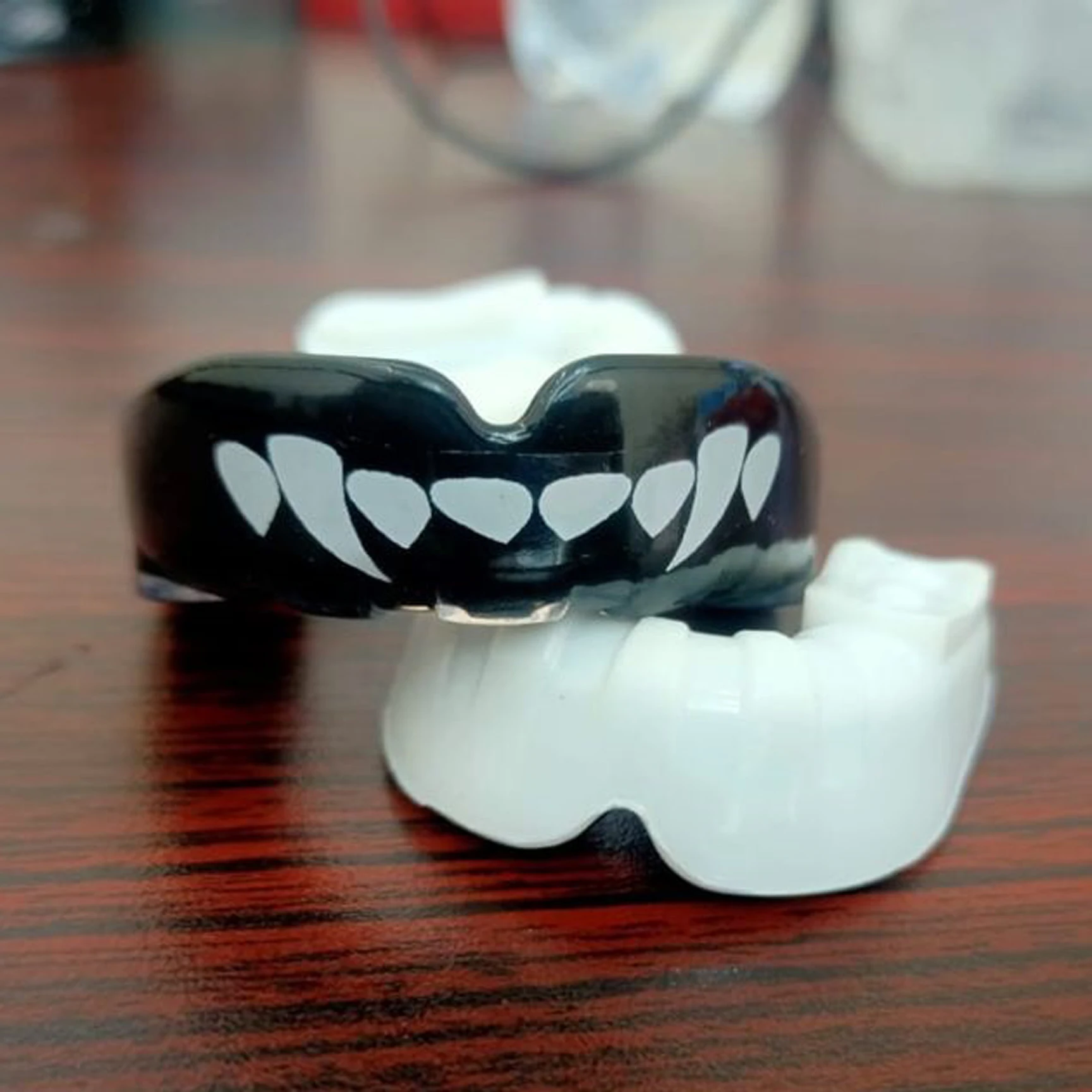 Специально изготовленные детали для защиты зубов с чехлом и логотипом Очень рекомендуем