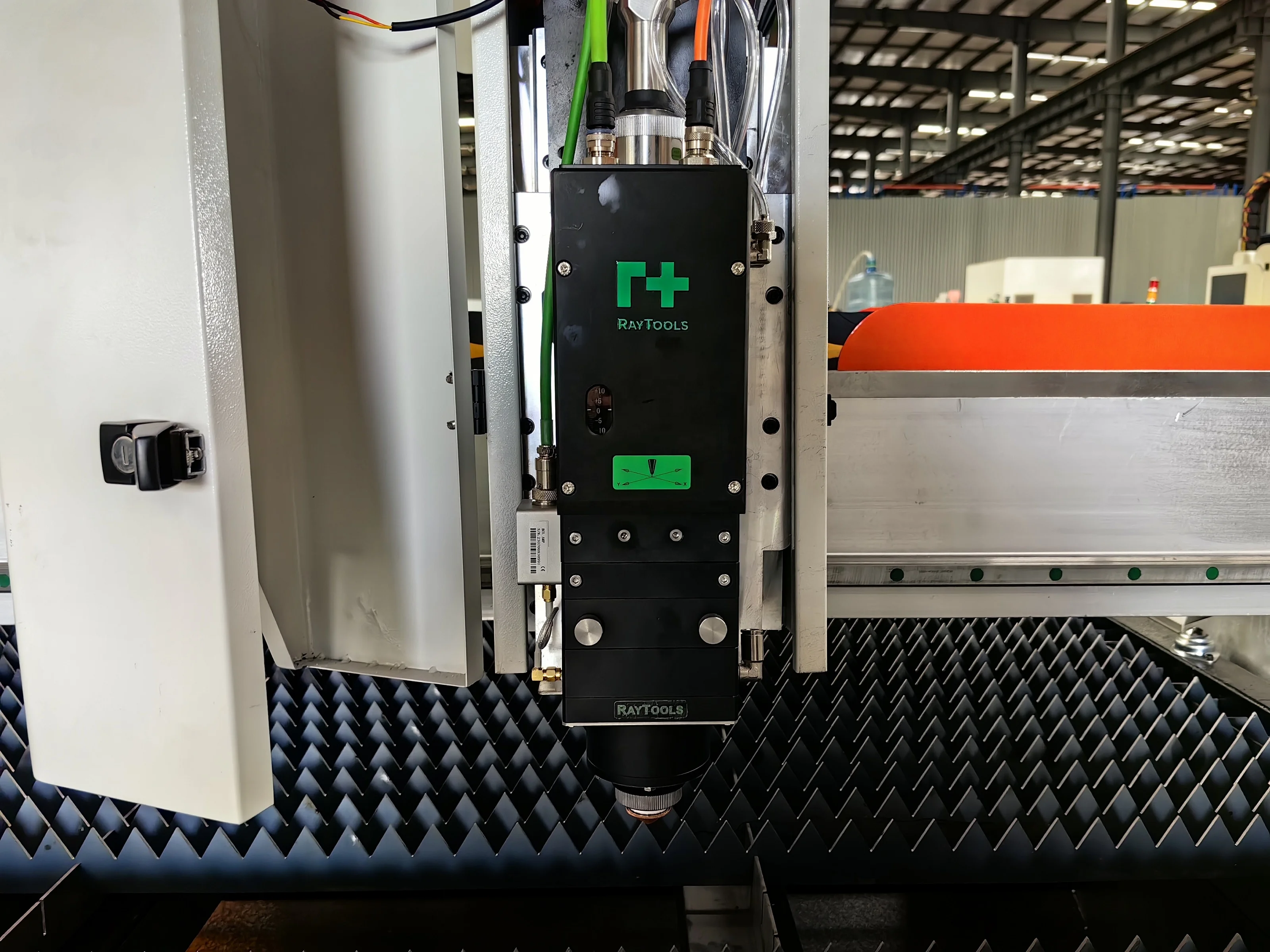 HXF-3015 3000w Fiber Laser Cutting Machine Metal Sheet Platform Laser Cutters with Water Cooling System