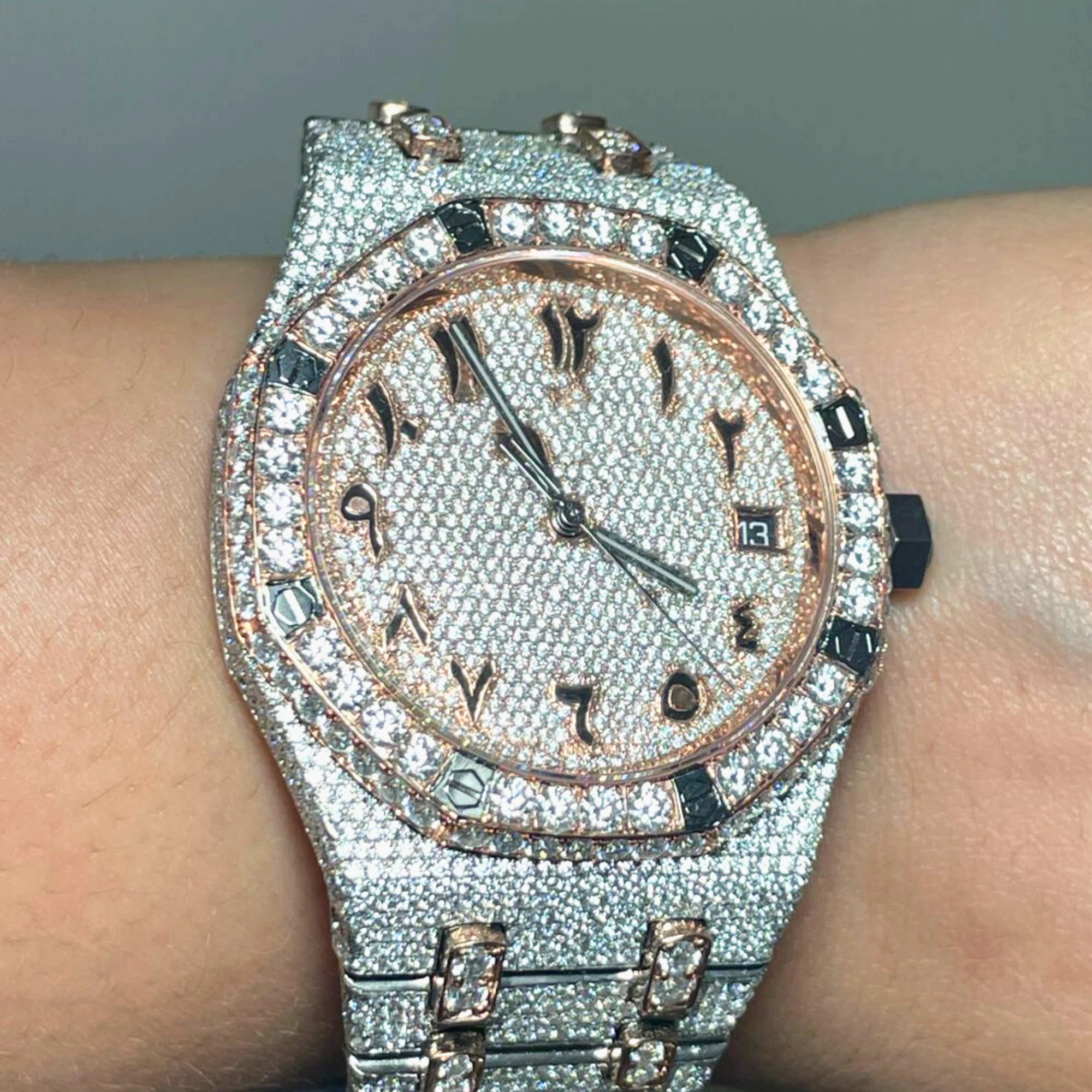 Поднимите свой образ с помощью наших новейших мужских наручных часов украшенных вручную из нержавеющей стали аксессуаром VVS Moissanite Diamonds