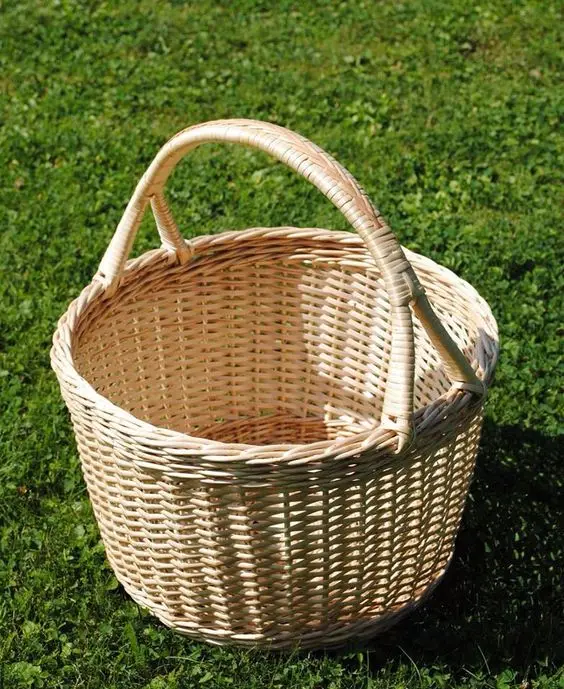 Decorative Round Hand Woven Flower Storage Hamper Baskets Plastic Rattan Basket For Picnic Wedding Gift Hamper Wicker Basket