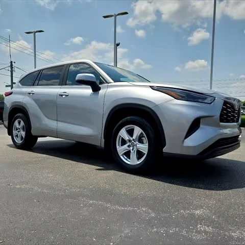 Используется 2023 Toyota Highlander LE