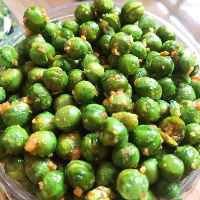 OEM Custom Packing 500g Green Peas Snack Spicy Garlic Salt Flavor Coated Fried Roasted Snacks in Bag