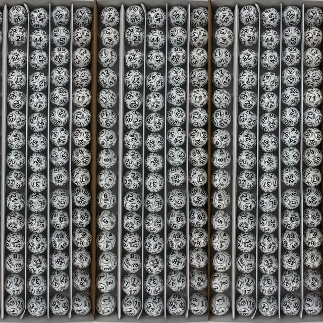 Hot sell Bingo ball games from 1 to 90 with barcode  white bingo balls with bar code for Bingo hall