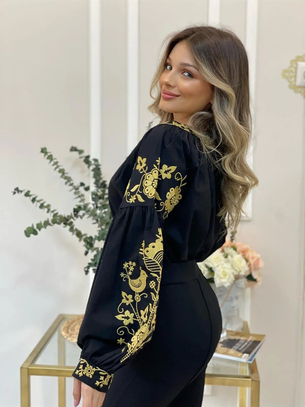 Женская блузка с вышивкой