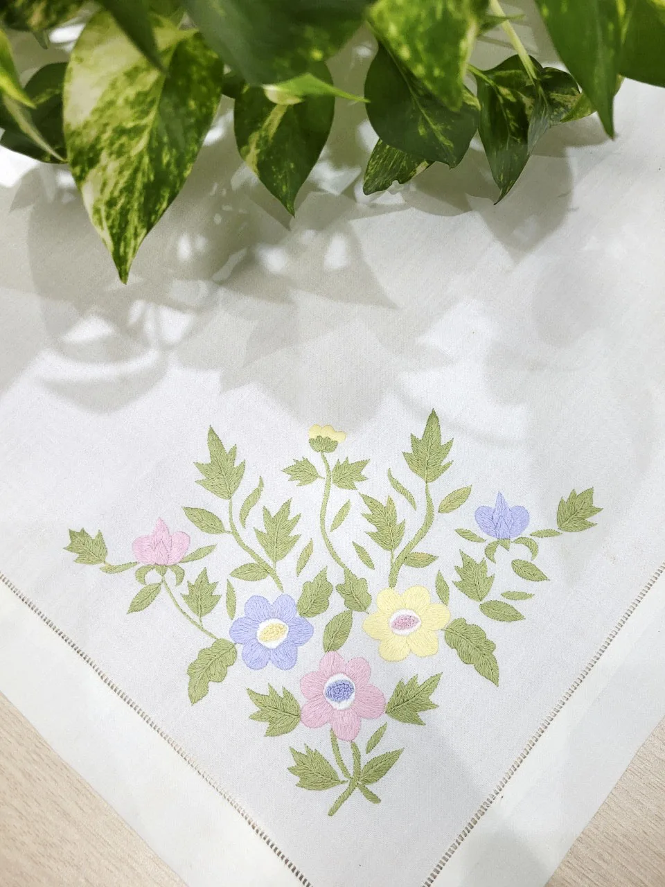 Handmade Embroidered Pretty FlowersTablecloth Cotton Hemstitch Square Tablecloth Washable Home/Hotel/Restaurant Use Wholesale
