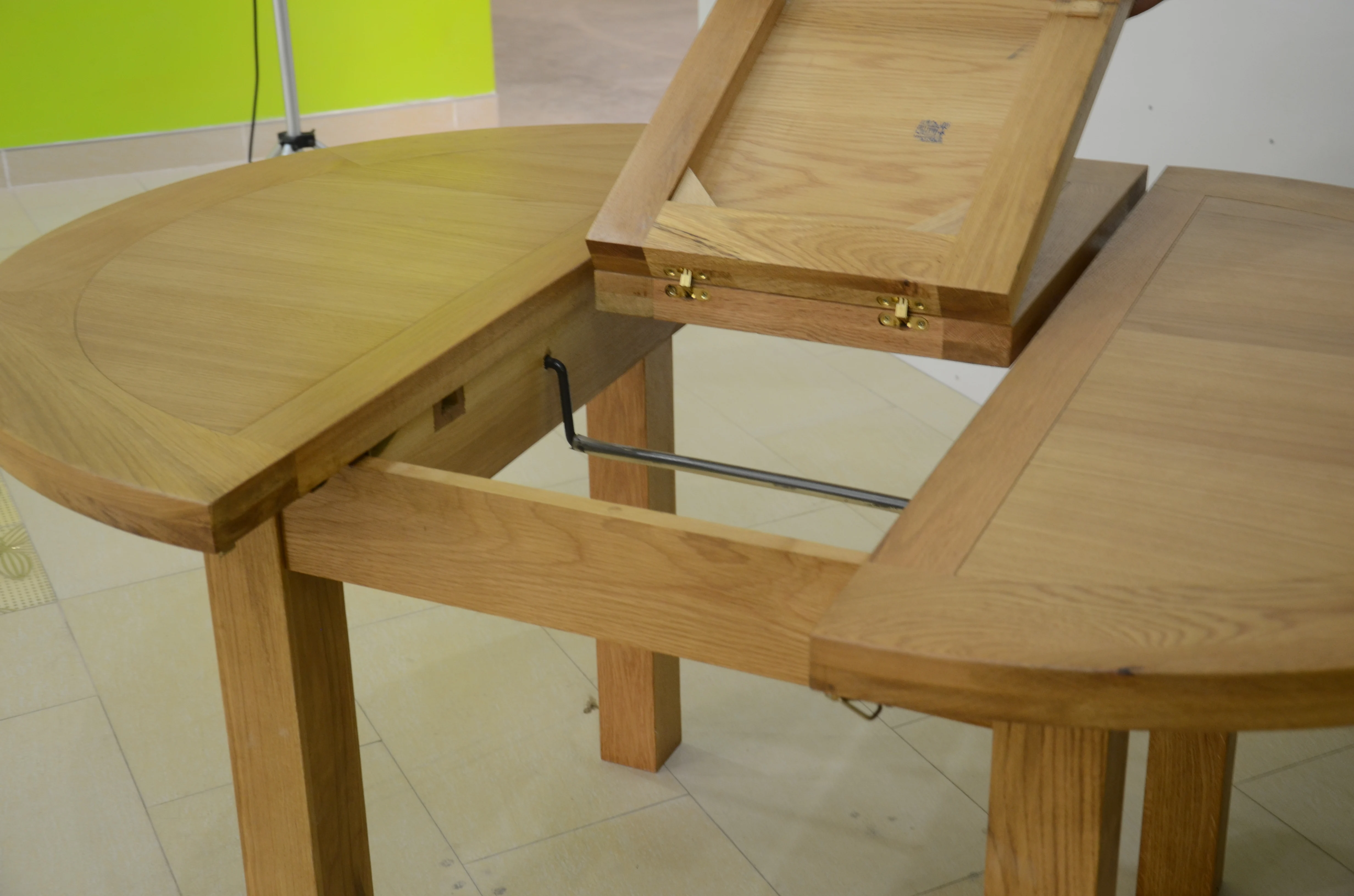 BUTTERFLY EXTENDING ROUND DINING TABLE