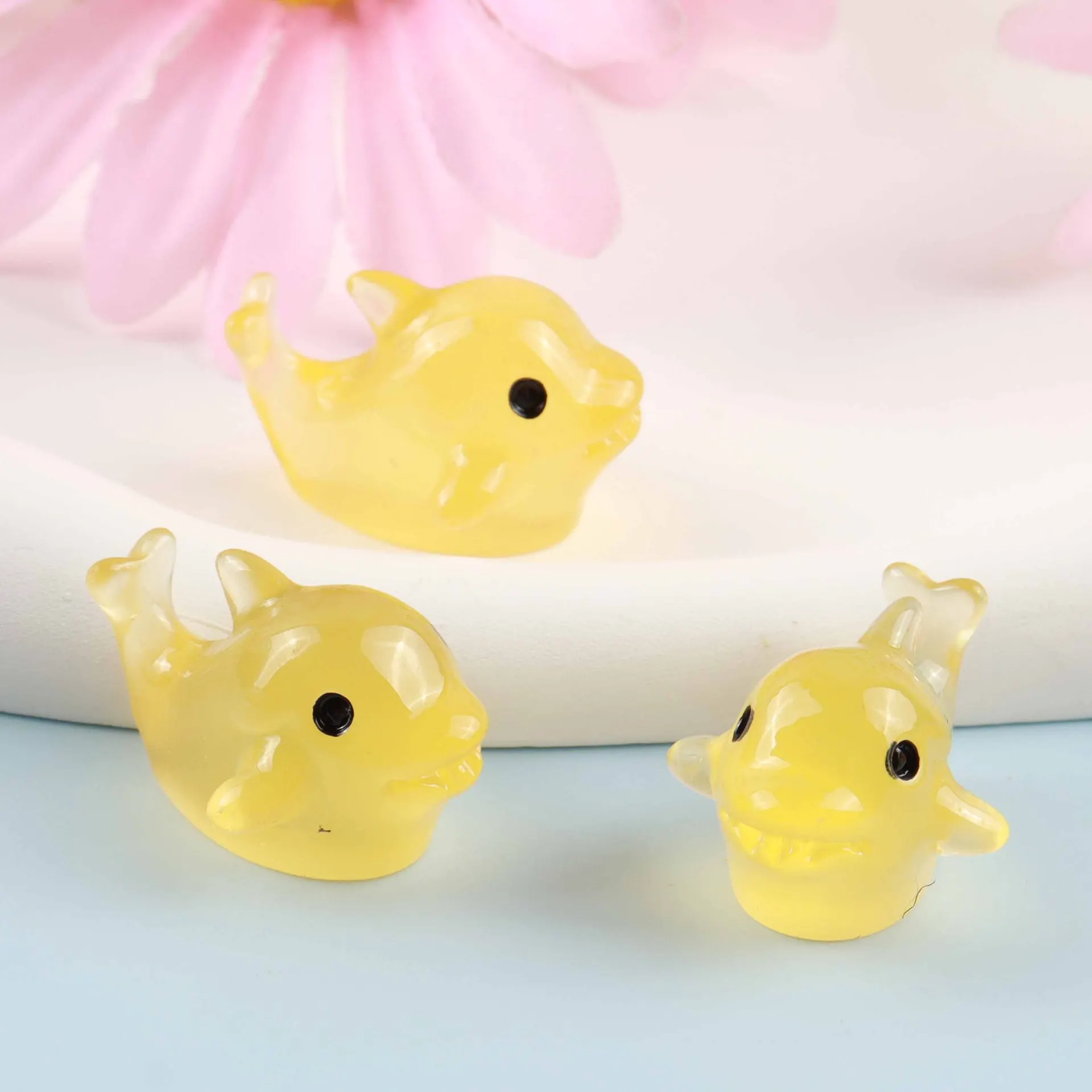 Cute Resin Crafts Dolphin Miniature Figurine Glow in the Dark Ornaments for DIY Home Garden Decor Slime Little Whale Charms