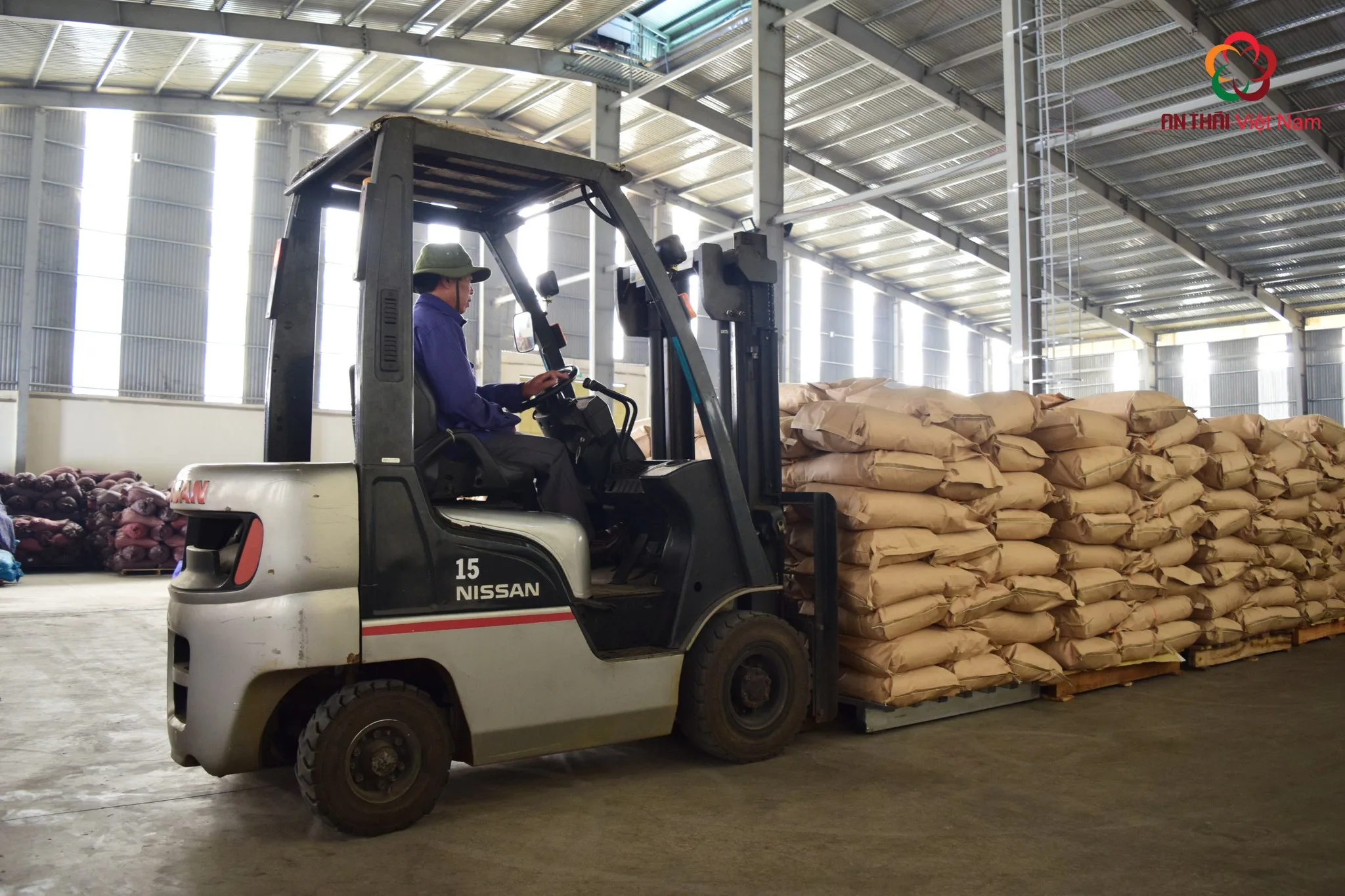 Мгновенный кофейный порошок оптом с завода-сильный горький вкус ROBUSTA ARABICA-бесплатный образец Лучшая цена вьетнамский HR04