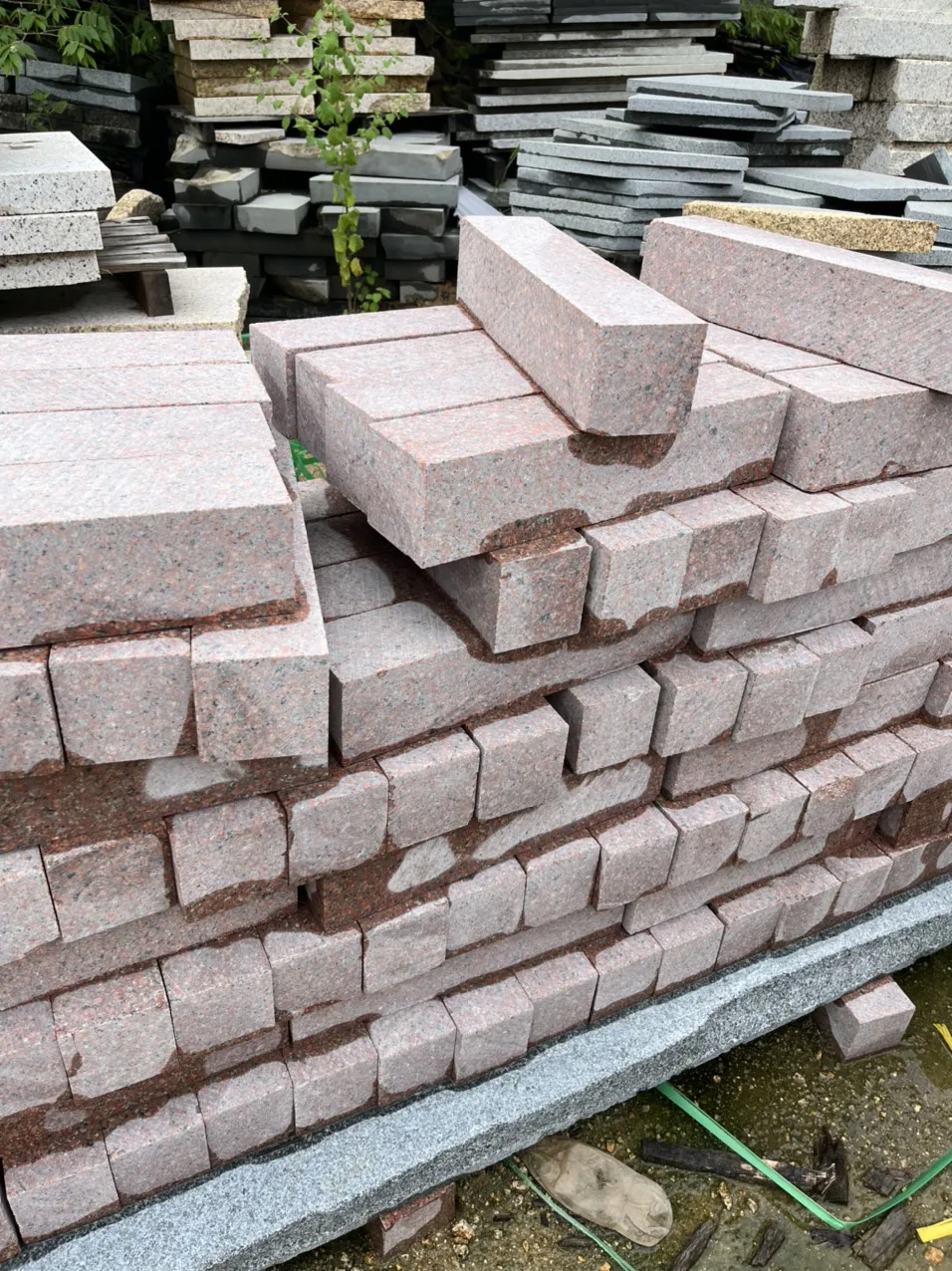 Natural Split Driveway Walkway Stone Red Granite Cubic Cobbles Cheap Price Factory Direct Export