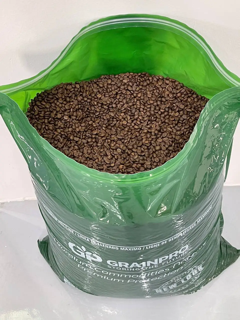 Лучшая цена жареные цельнобобовые 100% Robusta Арабика частная торговая марка-500 г/упаковка оптом 25 кг для кофейни