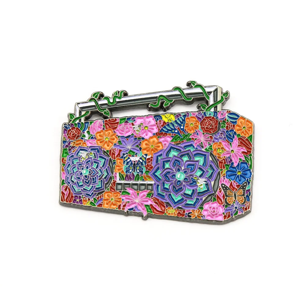 wholesale high quality badges custom metal crafts souvenir gold silver plating lapel pins