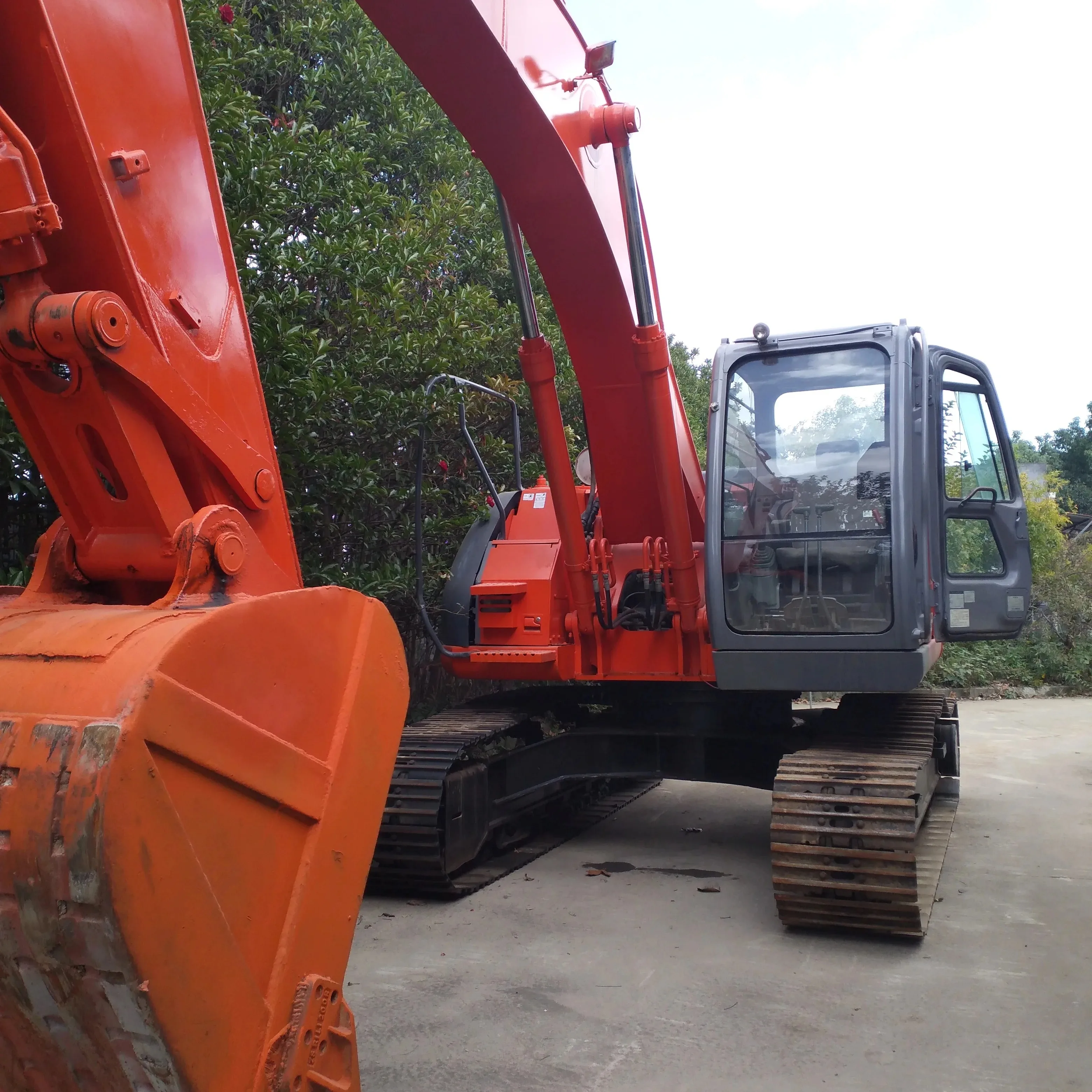 Б/у высококачественные экскаваторы Hitachi б/у Гусеничные ZX225US с оригинальными запасными