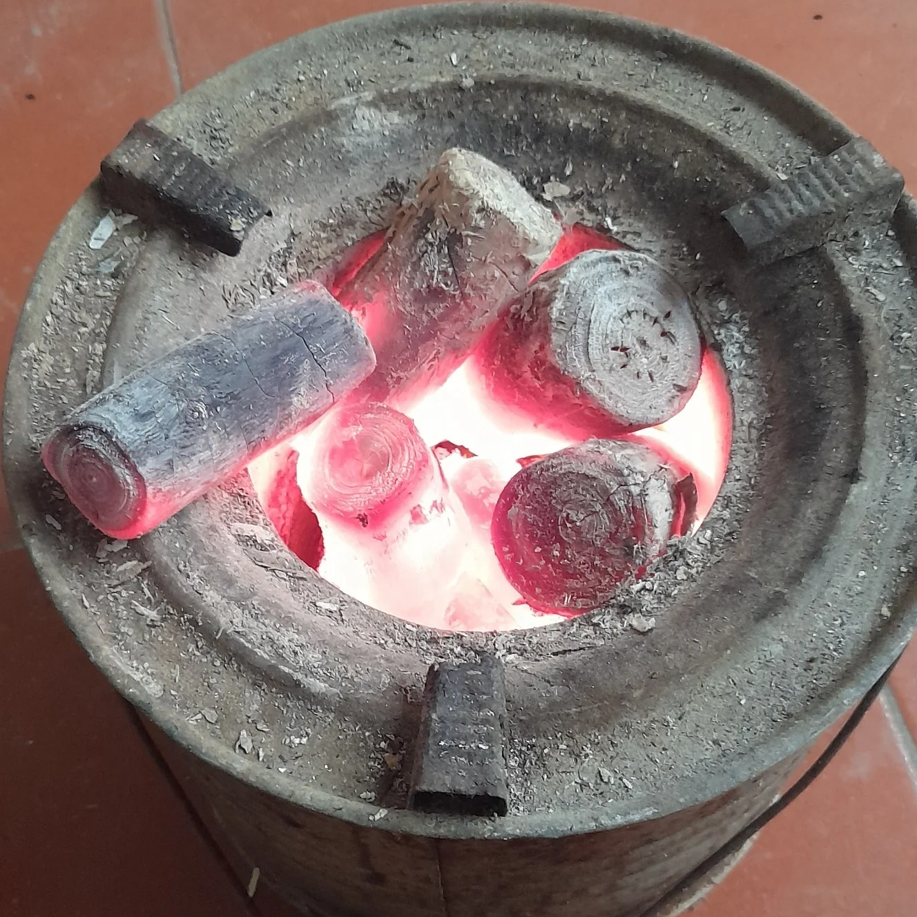 6 HOUR BURNING BINCHOTAN MADE IN VIETNAM WITH HIGH HEAT LONG BURNING TIME ZERO SMOKE EMISSION