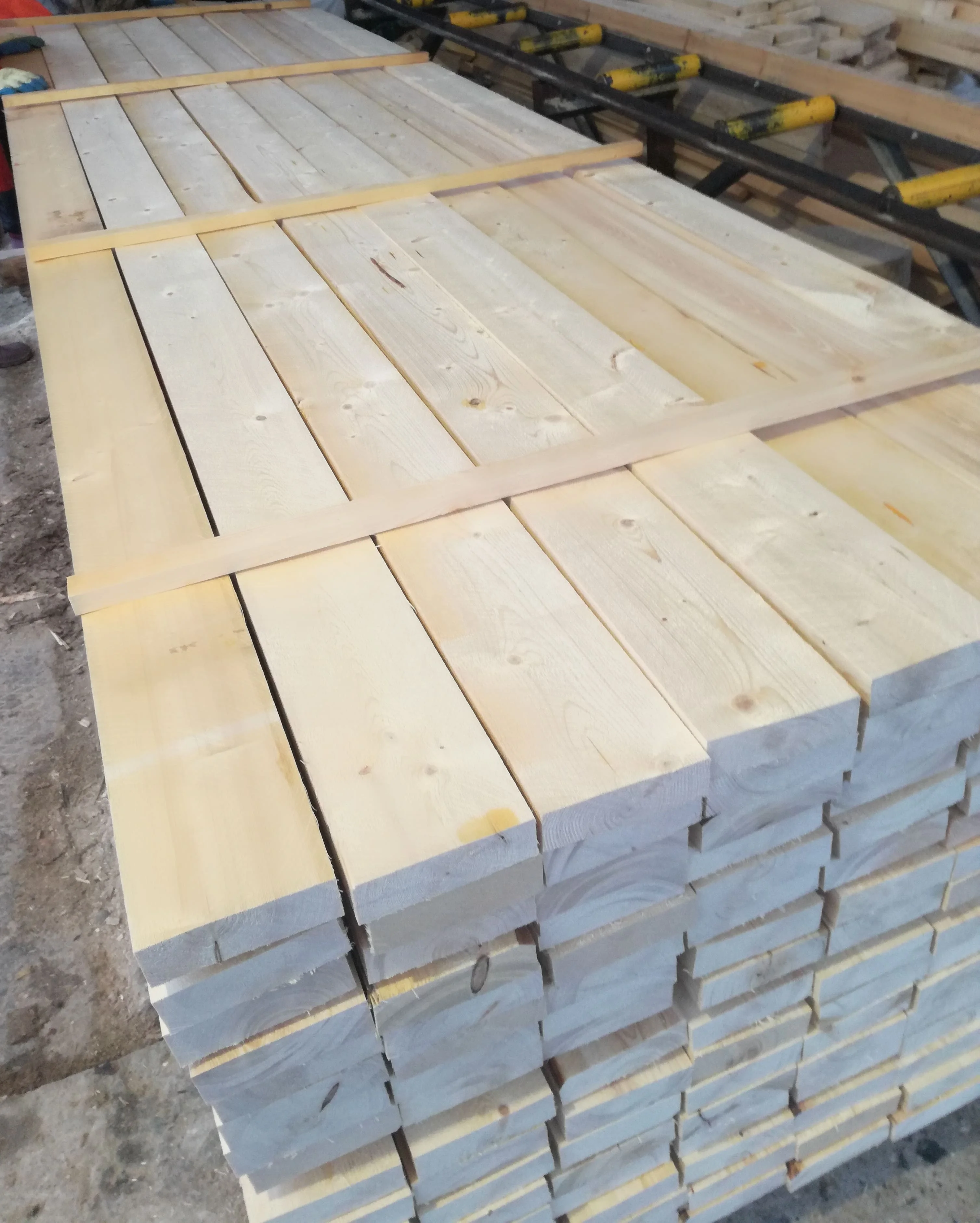 Wholesale Spruce Edged Wooden Board Timber Lumber Solid Board Industrial Wood For Construction Wooden Planks