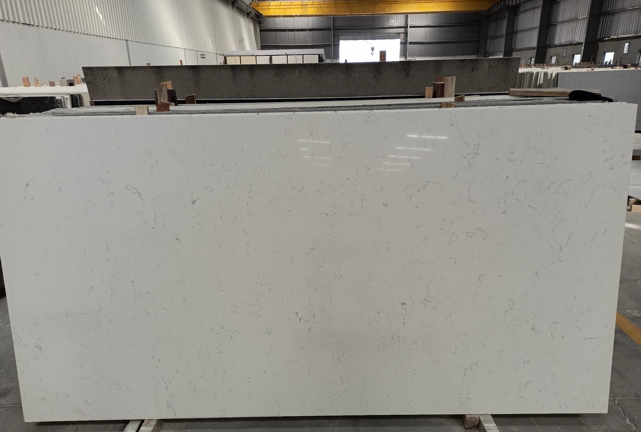 2023  Best Selling Engineered Modern Style Carrara White Quartz 20mm 30mm Slab Thickness for Countertop and Vanity Top