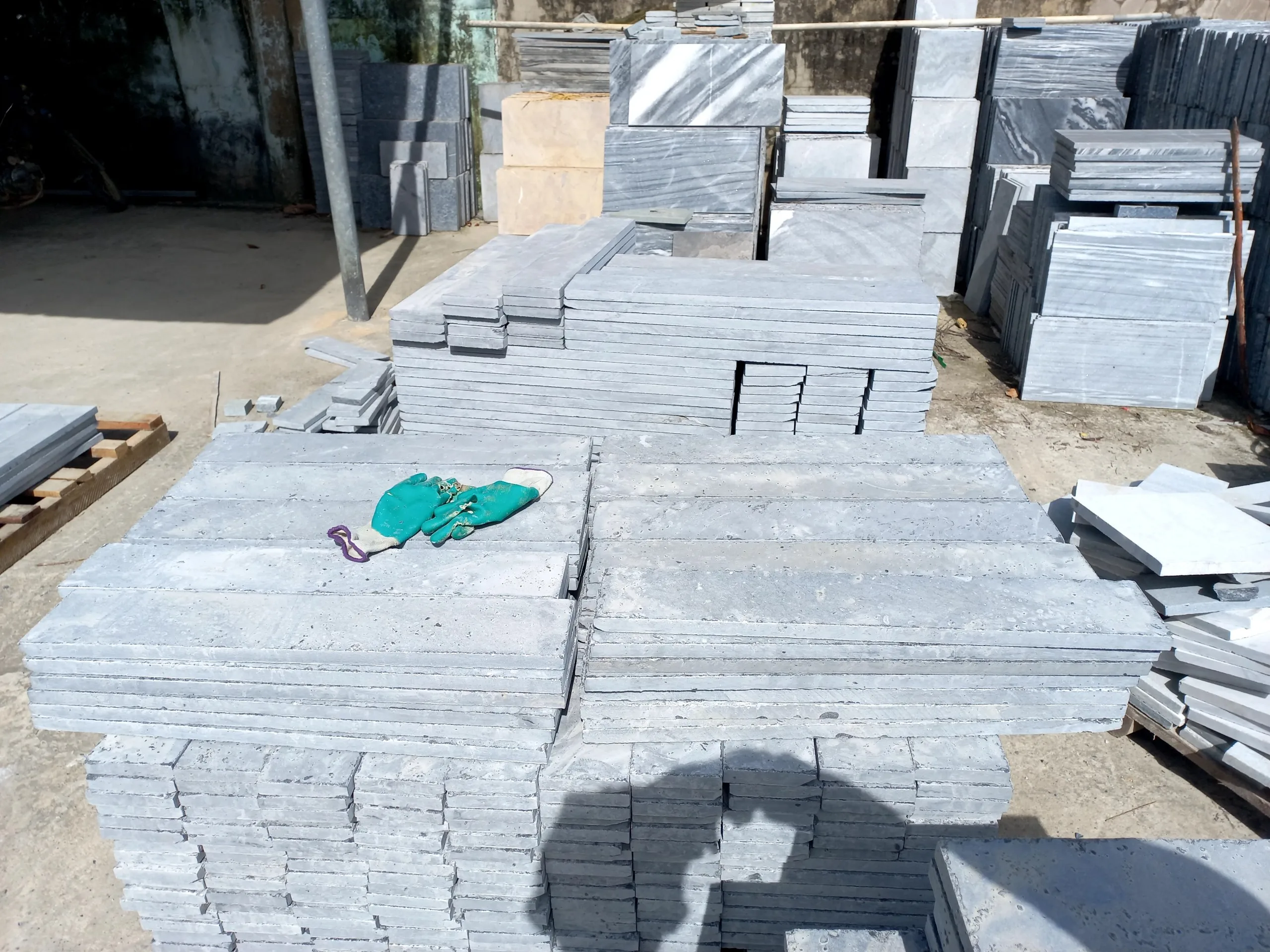 Good Grey Natural Blue Gothic Bleuesteen Bluestone Ashlar Asian Limestone Sanded Ynan Belgian French Antic High Quality