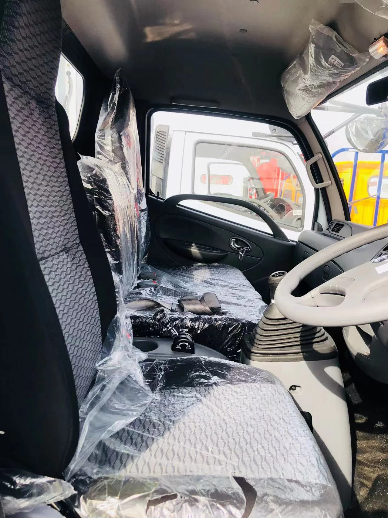 Right Hand Drive Light Cargo Truck 75kw Diesel Engine Power Load 4500kg Flatbed Deliver