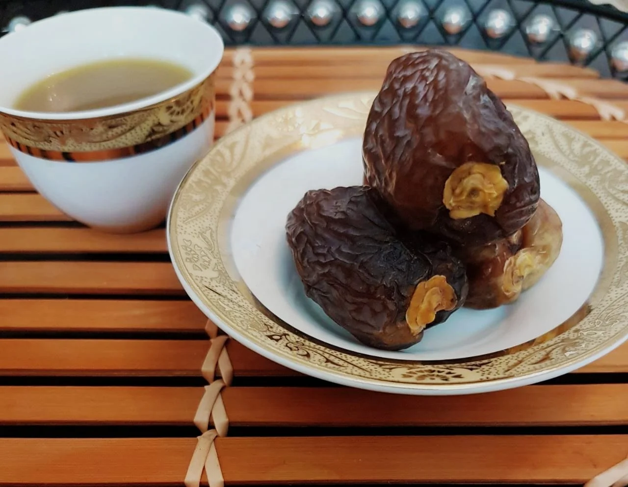 Medjoul Dates| 100 % Almadina Dates luxury grade from Saudi Arabia new harvest 2022 leading supplier of dates