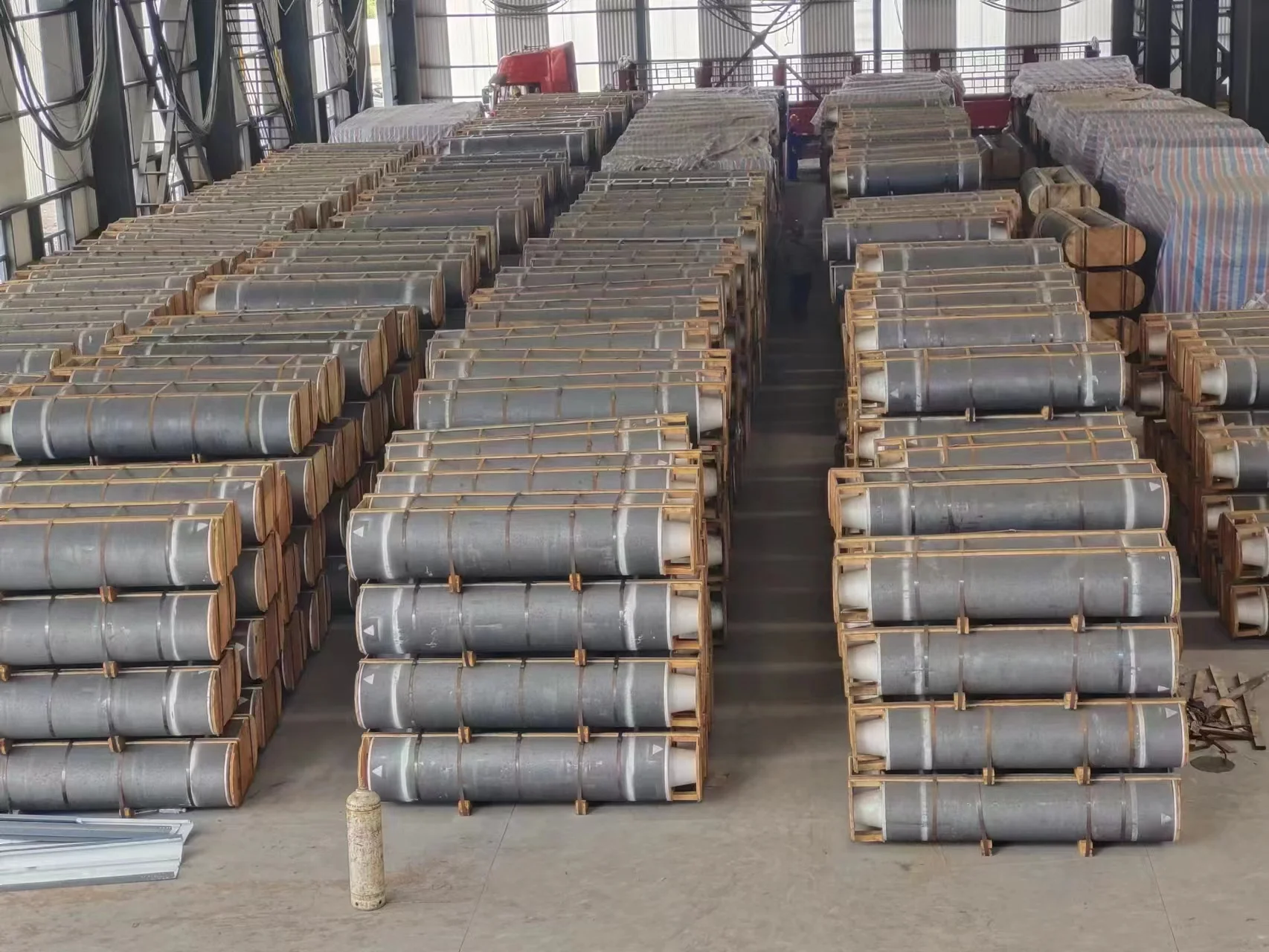 China Manufacturer High Carbon UHP/High Power/RP 100 200 300 400 500 600 700mm Graphite Electrode