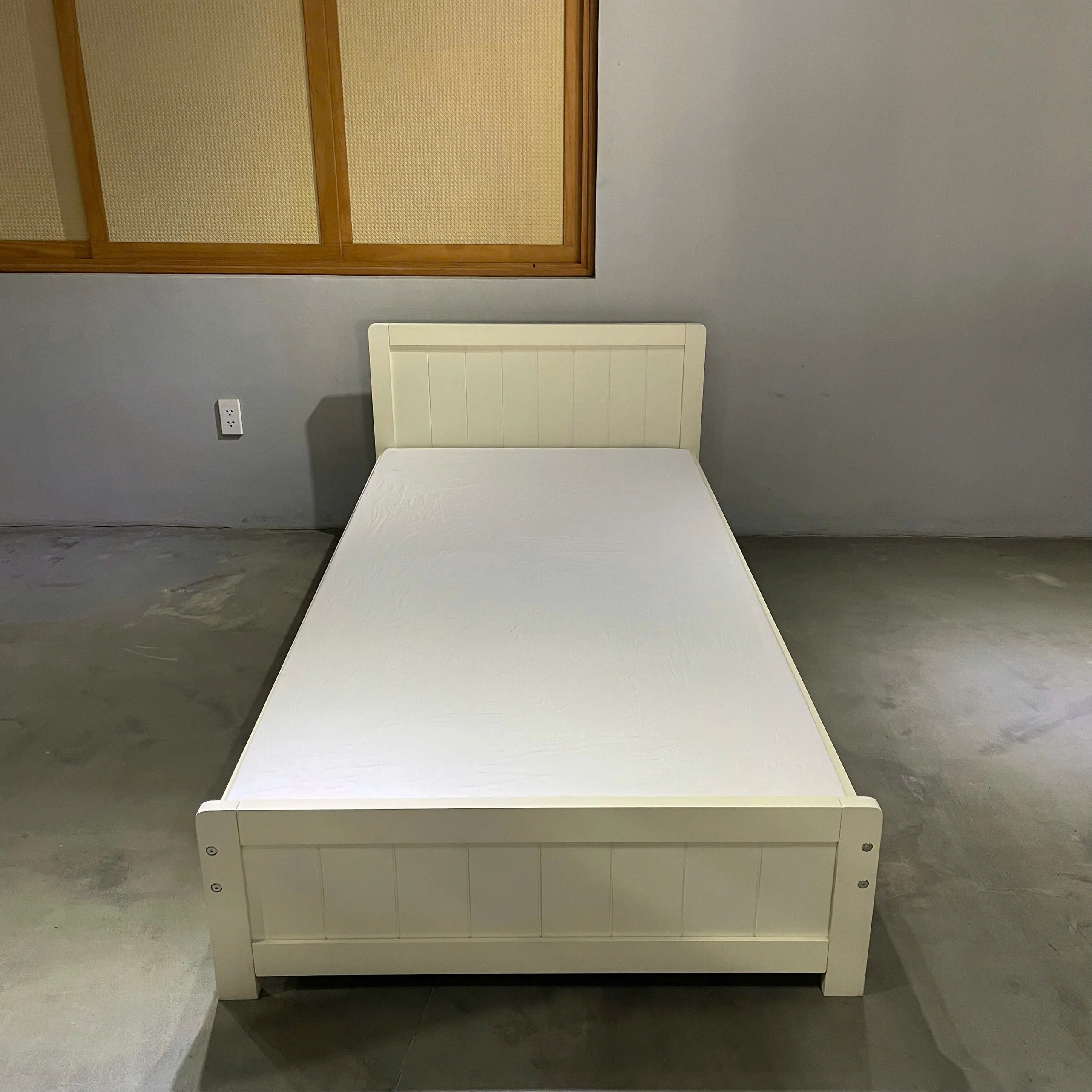 Single bed with minimalism style have white color and espresso color, customize follow customer requirement.