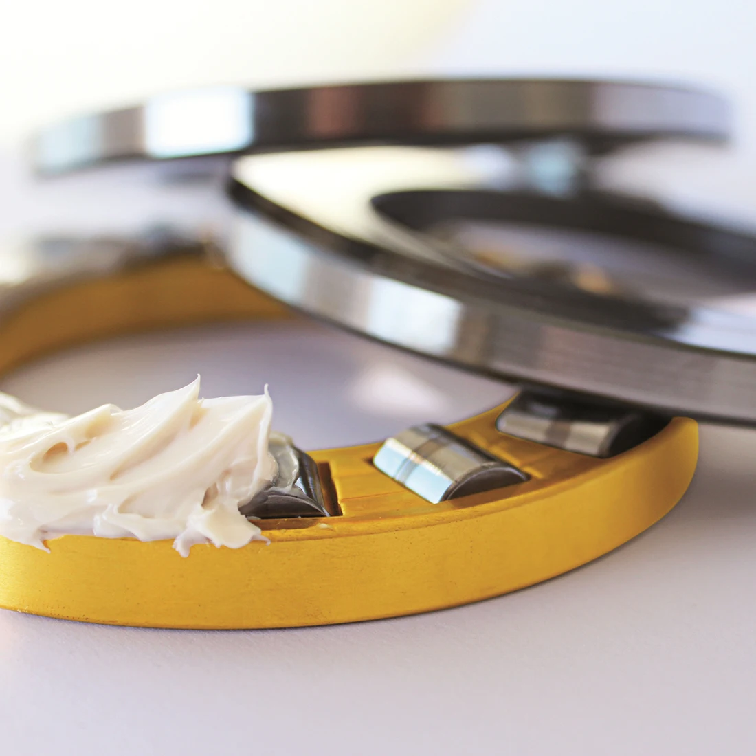 White Anti-Wear Paste made of PTFE thickened with special high temperature resistant synthetic oil and special additives