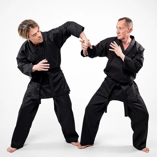 Боевые искусства карате Униформа с высококачественной хлопчатобумажной тканью и индивидуальным оформлением в фирменных логотипах этикетках