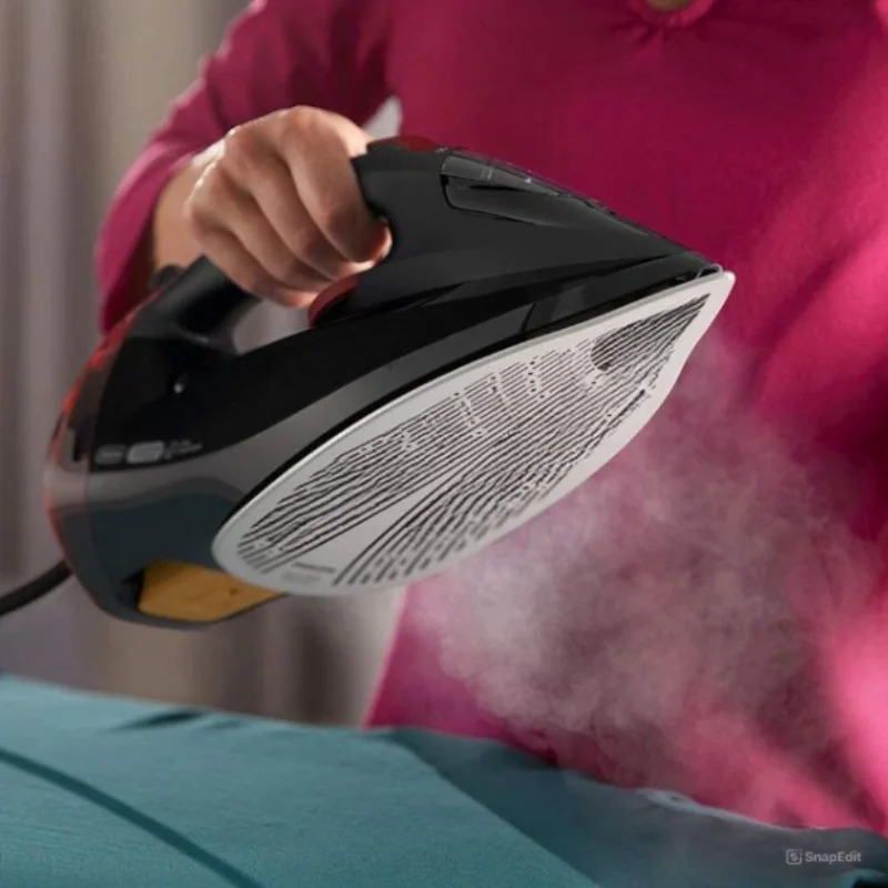 BEST SELLER Steam Iron with 250g Steam Boost, 2600W and SteamGlide Soleplate - Black