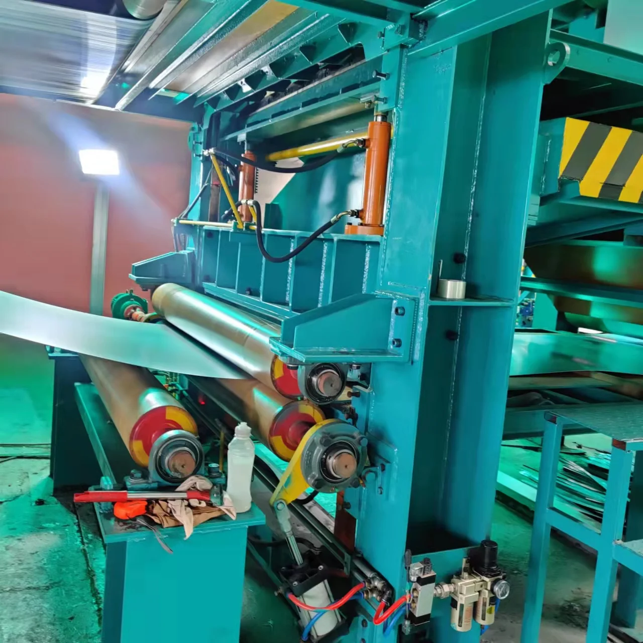 Экономичная линия по производству цветного покрытия