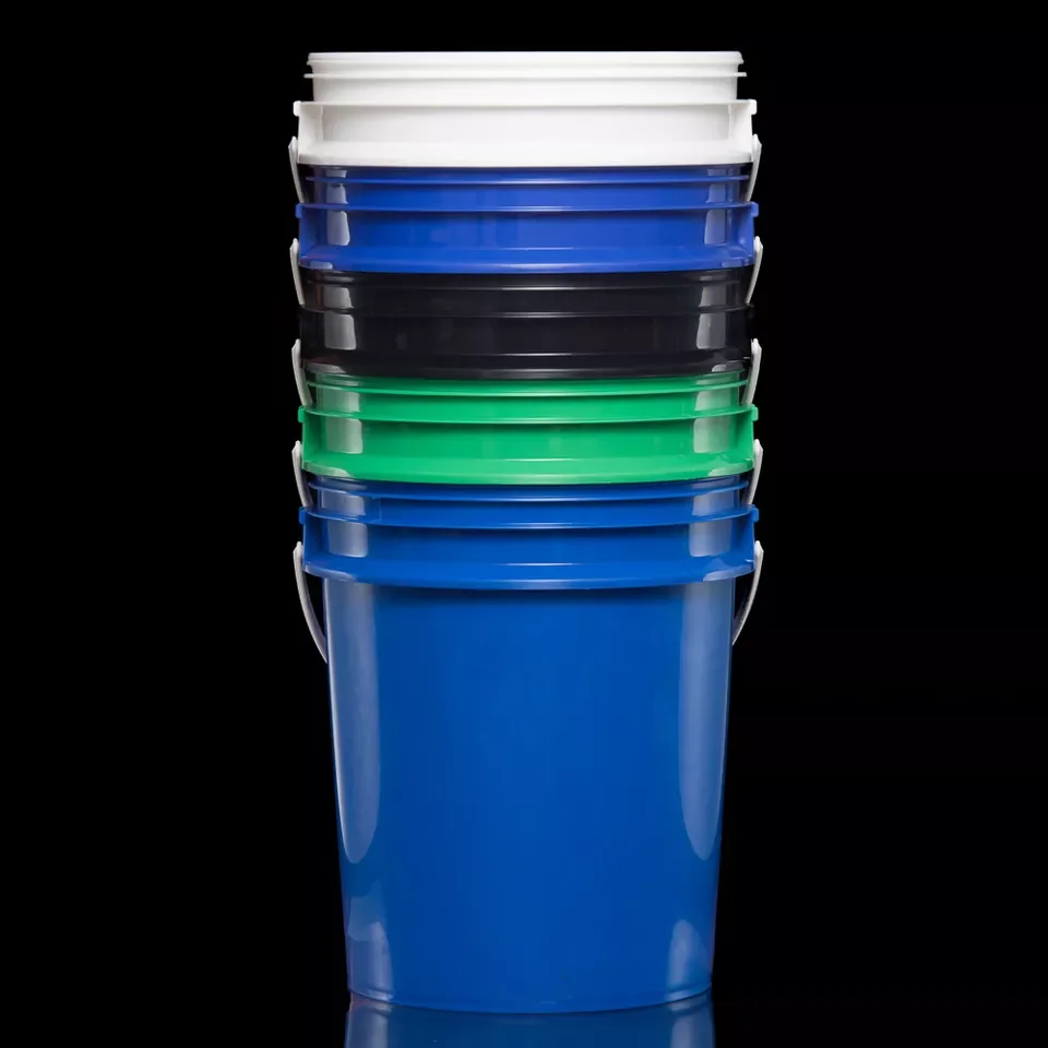 Пластиковые ведра с крышками и ручкой