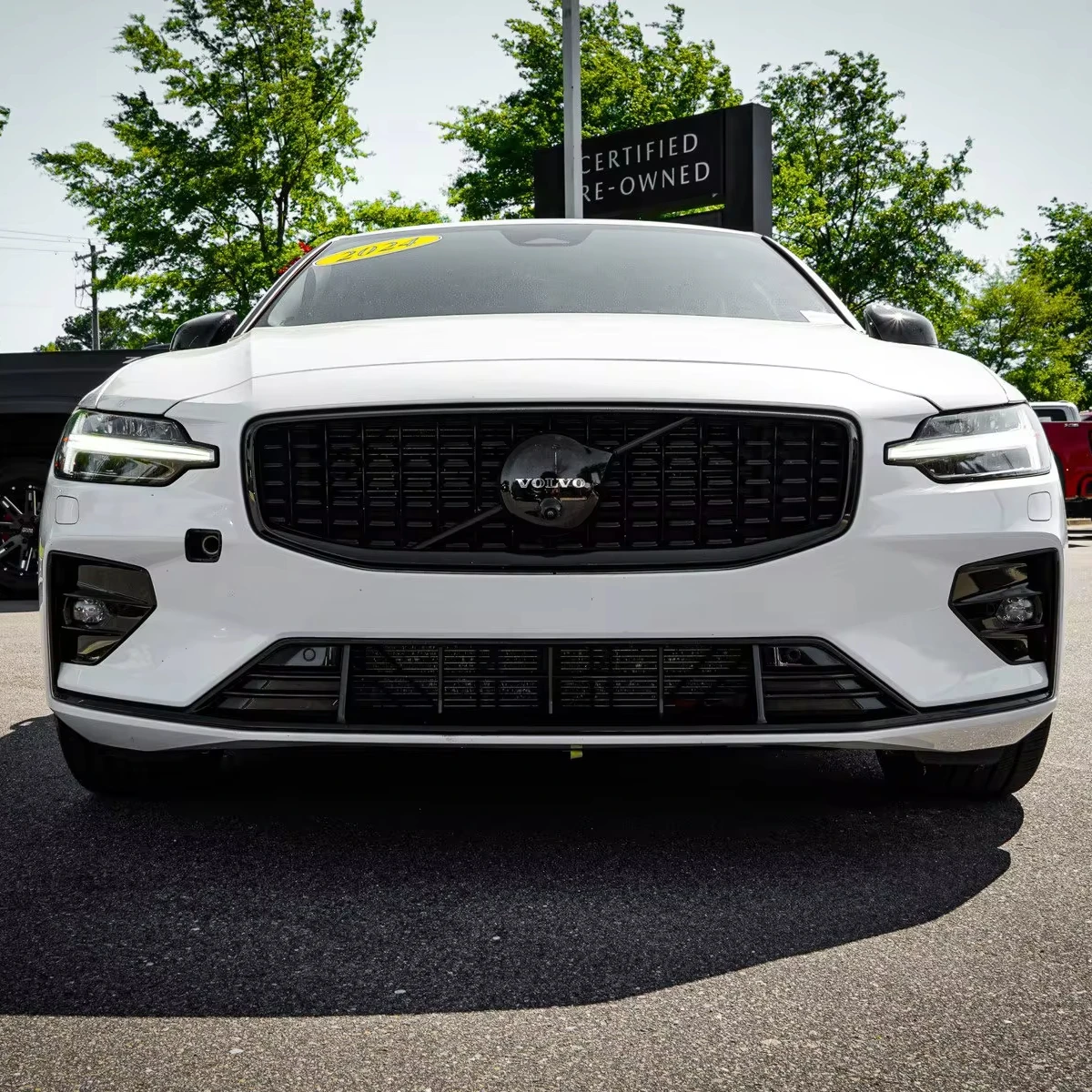 2024 хорошо использованный Volvo S60 Plus черный выпуск внедорожник механическая коробка передач AWD Drive R16 Размер шин кожаные сиденья светлый темный интерьер